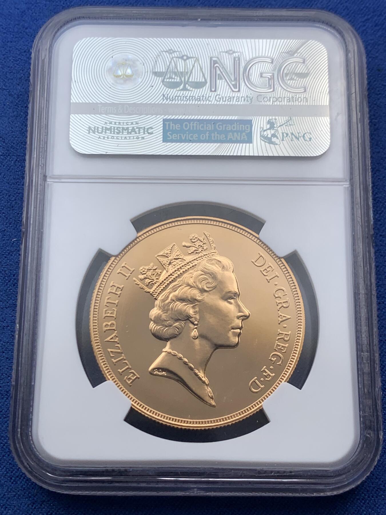 《竞宝斋》第467场 周日，周一 2场连拍 （全场包邮）欢迎送拍 冠军分 NGC MS70PL 英国1986年伊丽莎白二世-马剑5索维林（5英镑）金币 39.94克 9167金 铸造量7723枚 ebuy69分标价7800美元 状态一流