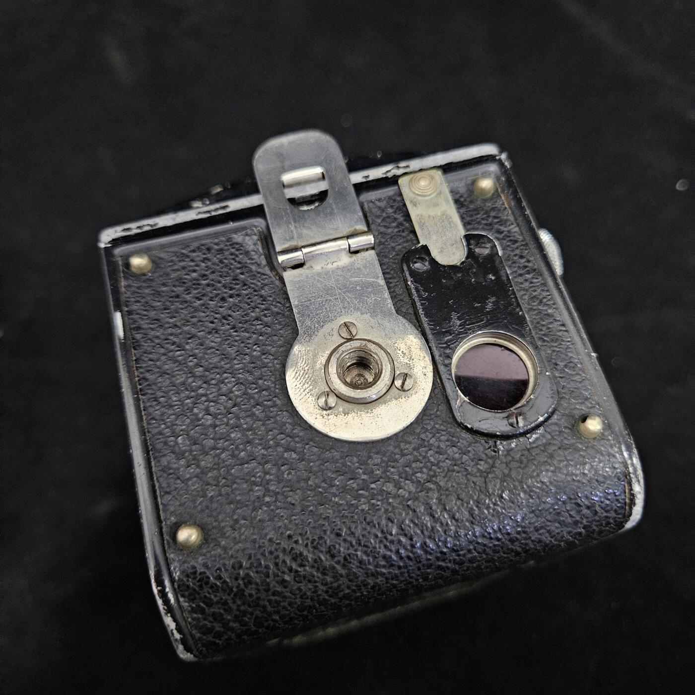 0元起拍勋章 第336期 咸鱼国勋章拍卖专场 3月4日（周三）下午6：00开始 罕见战前德国出口国民政府的Rolleicord Il型1936-1937年生产正值抗日战争产量只有30542台，此版本为出口中国的版本，出口中国数量不足10,000台，光学方面看着正常，其他方面没有胶片也不懂使用方法无法测试