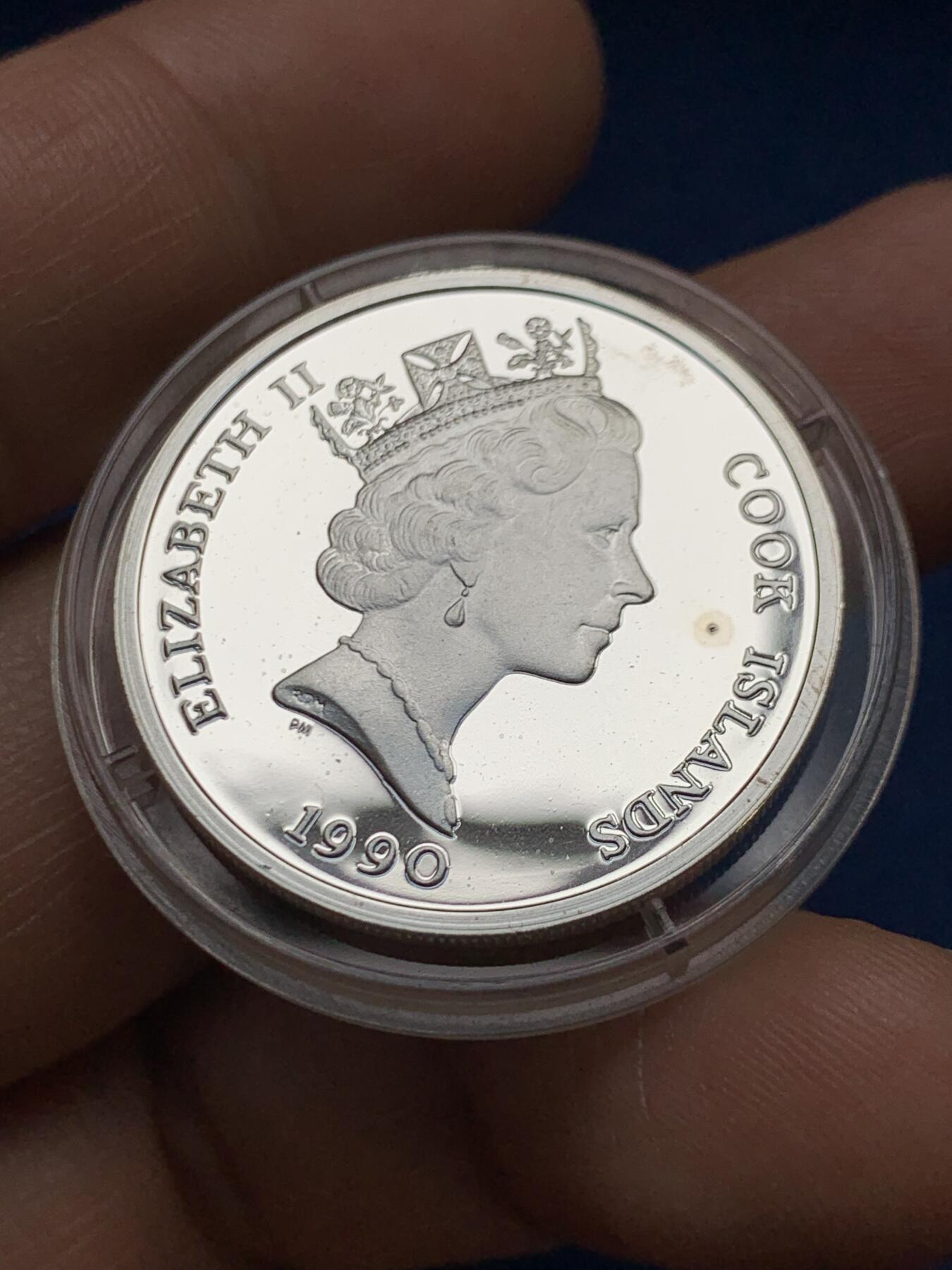 《竞宝斋》第467场 周日，周一 2场连拍 （全场包邮）欢迎送拍 库克群岛1990年发现美洲500周年银币 925银 10.25g