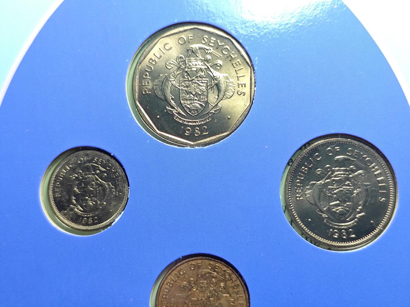 KK钱币收藏小铺   套币 批量/好品散币专场 2月预留时间 周末发货  1982塞舌尔东西面值清年一套