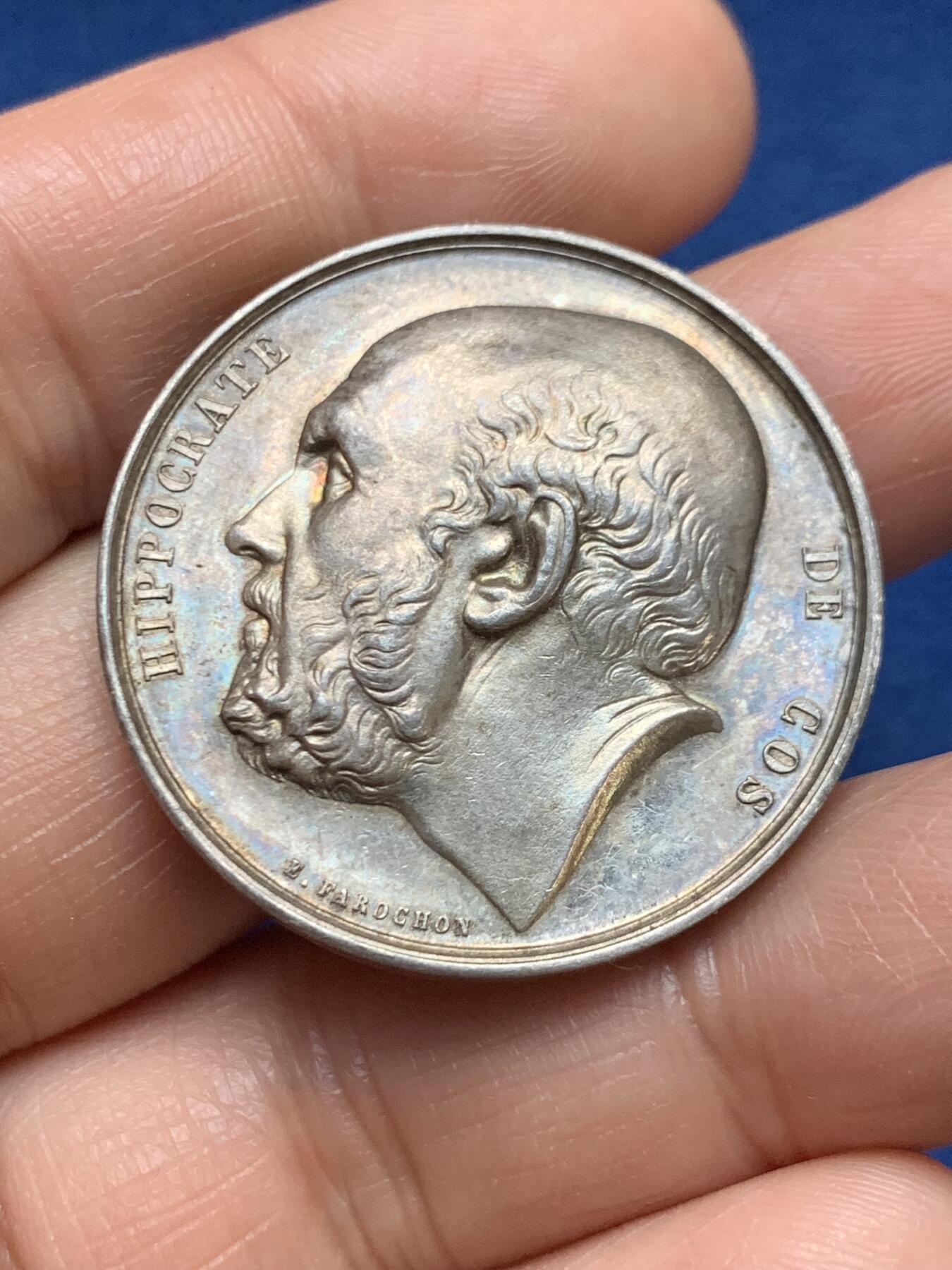 《竞宝斋》第467场 周日，周一 2场连拍 （全场包邮）欢迎送拍 19世纪法国医学之父希波克拉底银章 18.5克 34mm 丰饶角银标