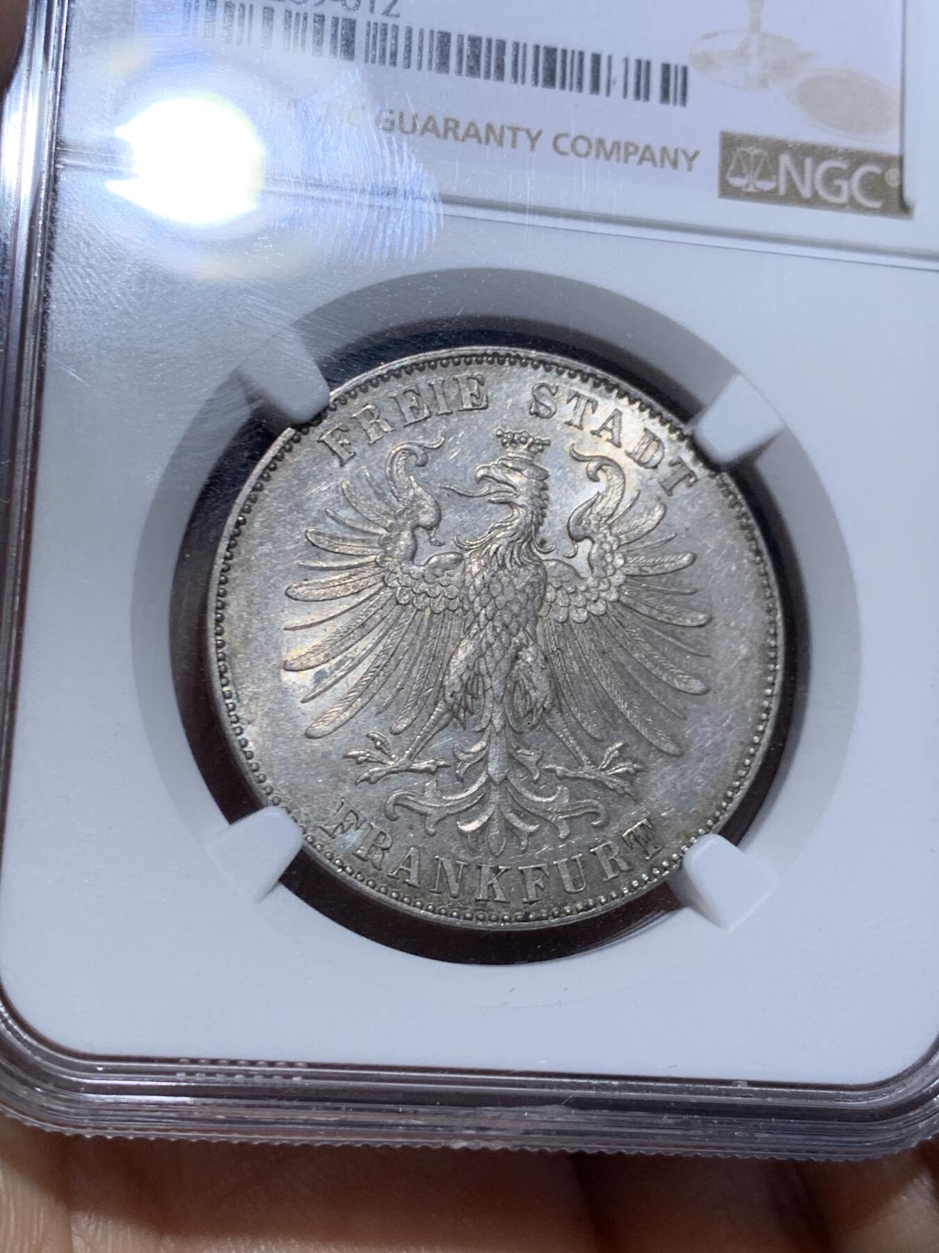 《竞宝斋》第467场 周日，周一 2场连拍 （全场包邮）欢迎送拍 NGC MS62 德国1859年法兰克福纪念席勒1泰勒银币，非常不错的一枚。