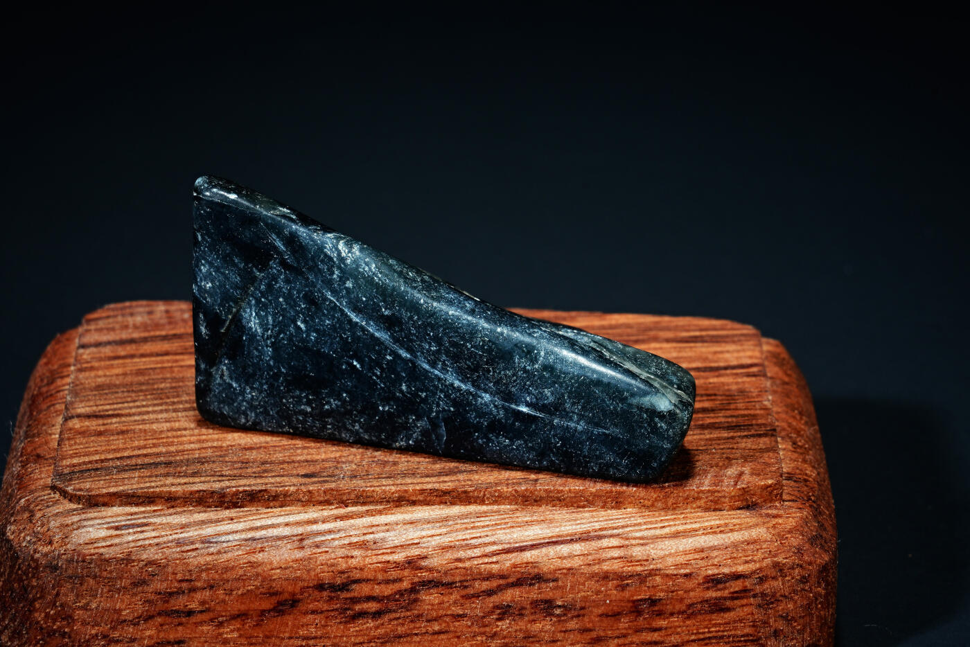 上海都达杂项专场四十四【全场包邮】  和田玉原石随型摆件连座91-90