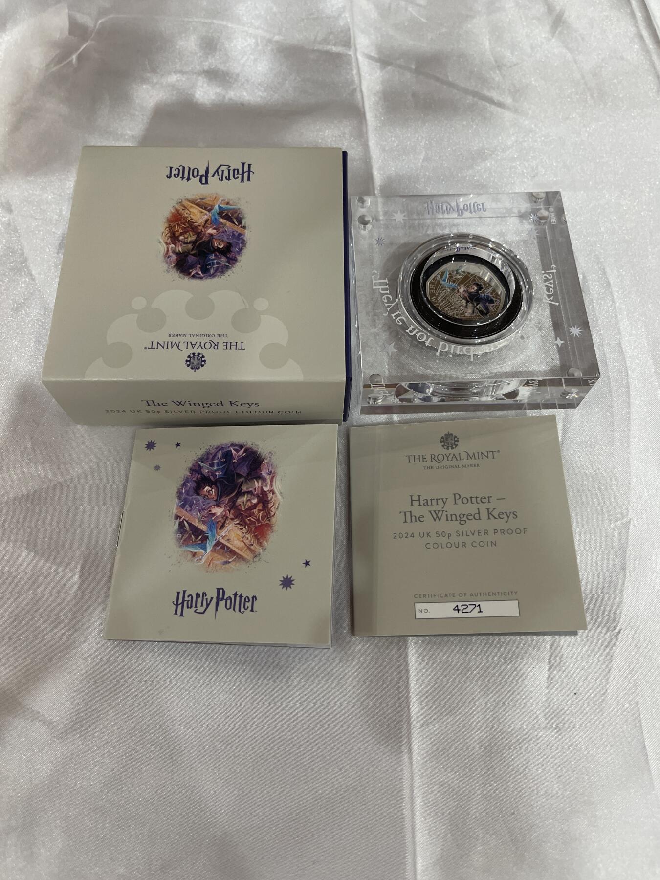 出2022年英国皇家铸币局哈利波特25周年纪念银币 彩色精制款，8g银，面值50p，限量15000套 带原装磁吸盒、证书，全新，