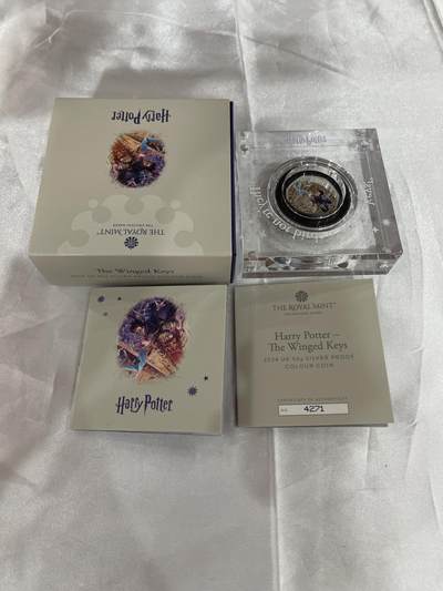 出2022年英国皇家铸币局哈利波特25周年纪念银币 彩色精制款，8g银，面值50p，限量15000套 带原装磁吸盒、证书，全新， - 出2022年英国皇家铸币局哈利波特25周年纪念银币 彩色精制款，8g银，面值50p，限量15000套 带原装磁吸盒、证书，全新，