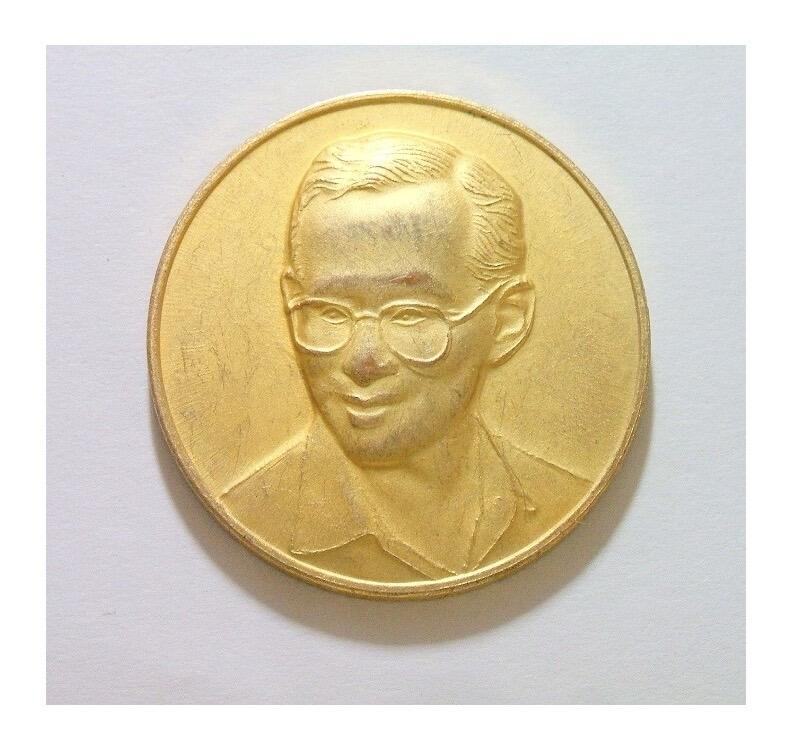 泰国国王普密蓬青年像 高浮雕精制镀金章 33MM