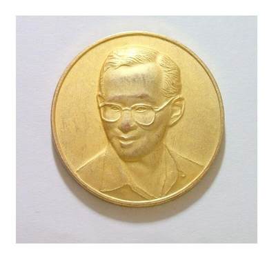 泰国国王普密蓬青年像 高浮雕精制镀金章 33MM - 泰国国王普密蓬青年像 高浮雕精制镀金章 33MM