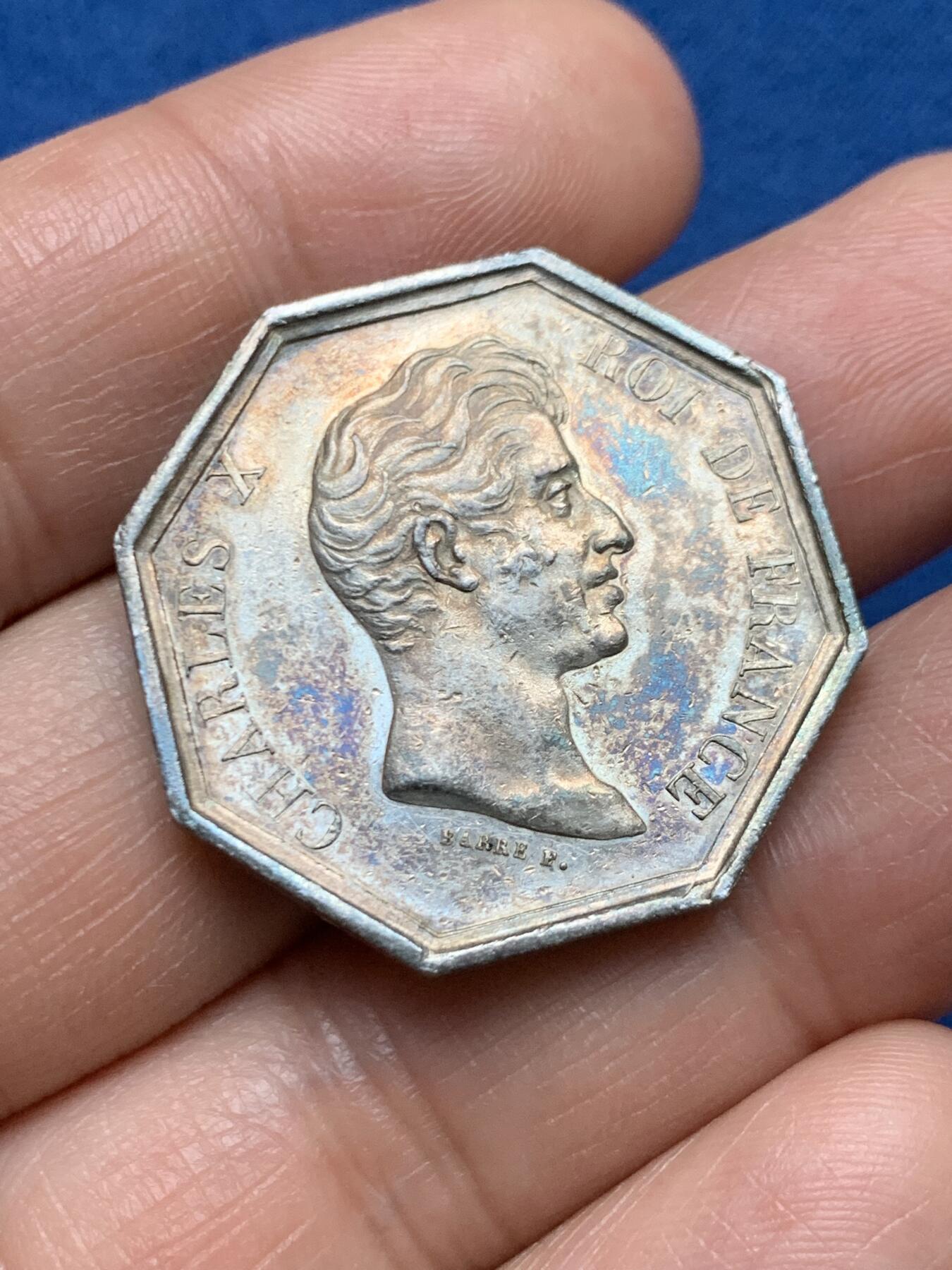 《竞宝斋》第467场 周日，周一 2场连拍 （全场包邮）欢迎送拍 法国里昂火灾保险公司银质八角代币 12.08克 30.2mm，避火兽蝾螈 早期无边铭版本 热门品种 值得收藏