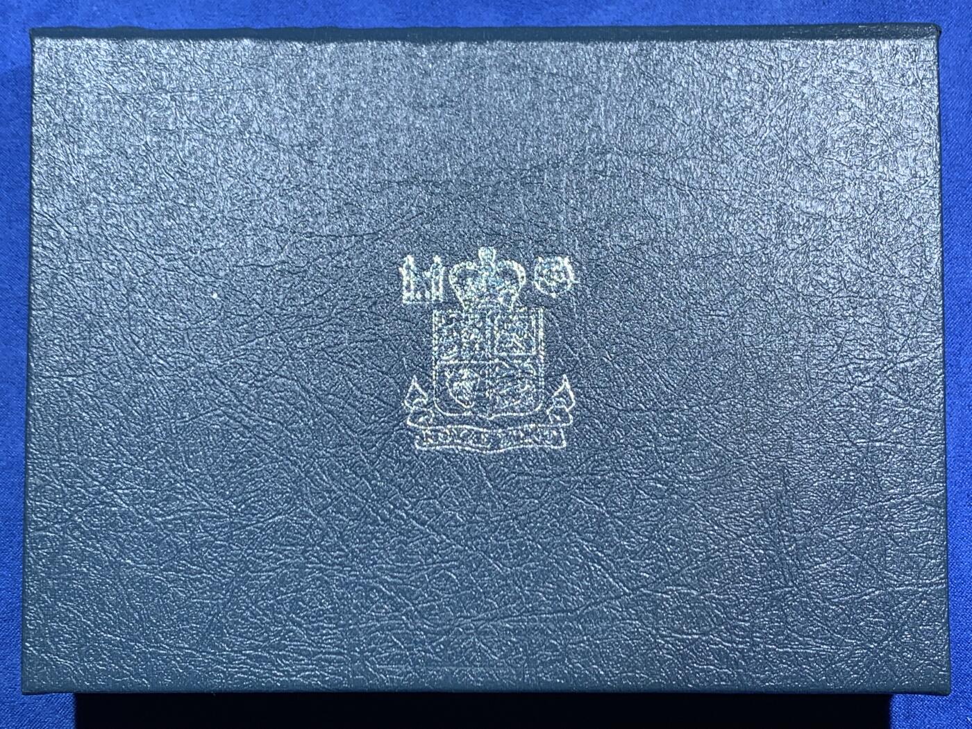 《竞宝斋》第467场 周日，周一 2场连拍 （全场包邮）欢迎送拍 英国1984年精制套币，带1枚1英镑苏格兰蓟精制币，8枚币，盒证齐全，品相精美，高档盒装