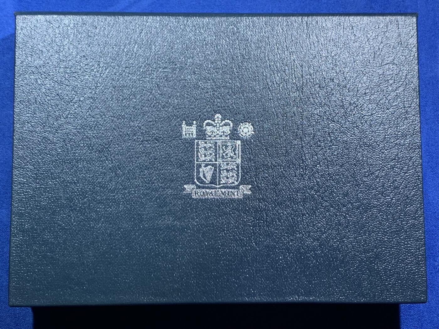 《竞宝斋》第467场 周日，周一 2场连拍 （全场包邮）欢迎送拍 英国1992年精制套币，带1枚1英镑橡树精制币，1枚50便士欧洲部长理事会轮值主席精制币，9枚币，盒证齐全，品相精美，高档盒装