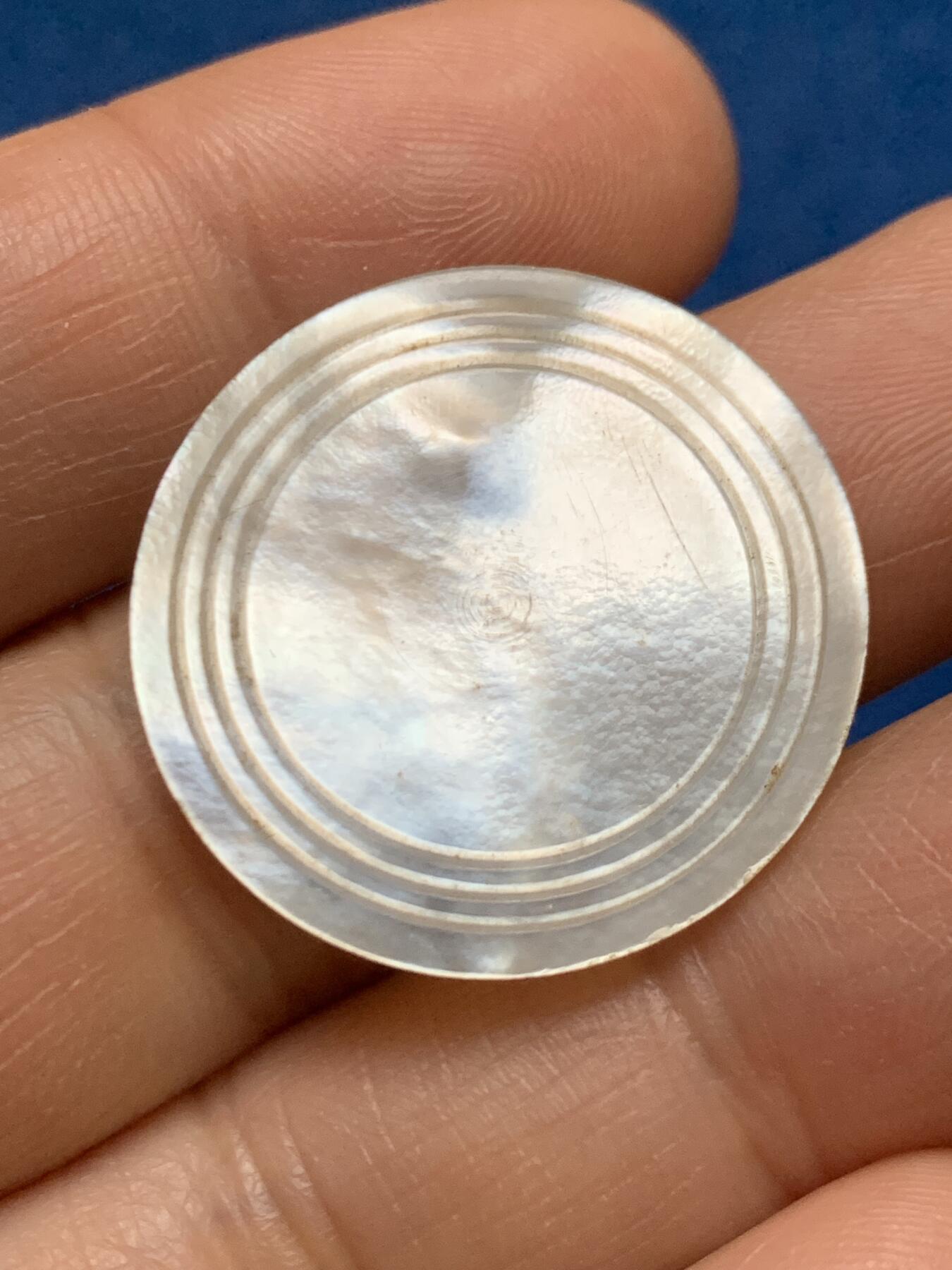 《竞宝斋》第467场 周日，周一 2场连拍 （全场包邮）欢迎送拍 三枚一组 英国一线回流清螺钿贝母筹码，圆形椭圆型，圆形素片呈现出贝母天然纹路，珠光水润，另外两枚满工花卉精雕。