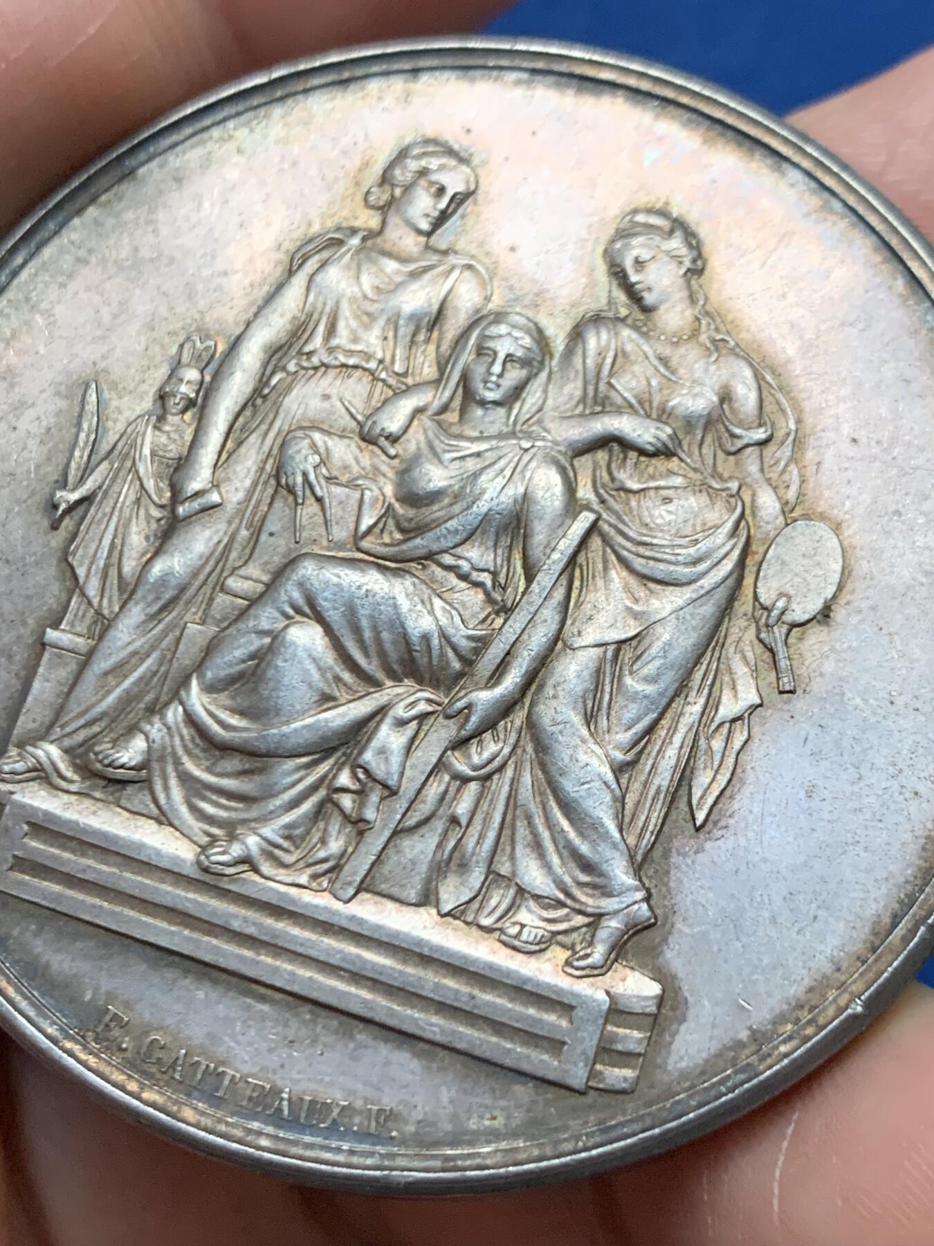 《竞宝斋》第467场 周日，周一 2场连拍 （全场包邮）欢迎送拍 法国国家艺术银质大号奖章 高浮雕三女神 65.4克 49.5mm 丰饶角银标