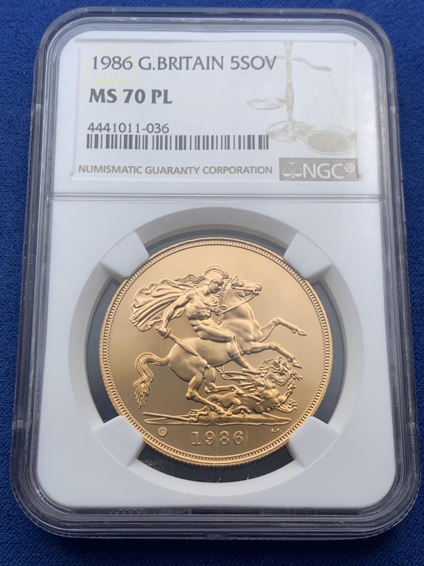 《竞宝斋》第467场 周日，周一 2场连拍 （全场包邮）欢迎送拍 冠军分 NGC MS70PL 英国1986年伊丽莎白二世-马剑5索维林（5英镑）金币 39.94克 9167金 铸造量7723枚 ebuy69分标价7800美元 状态一流
