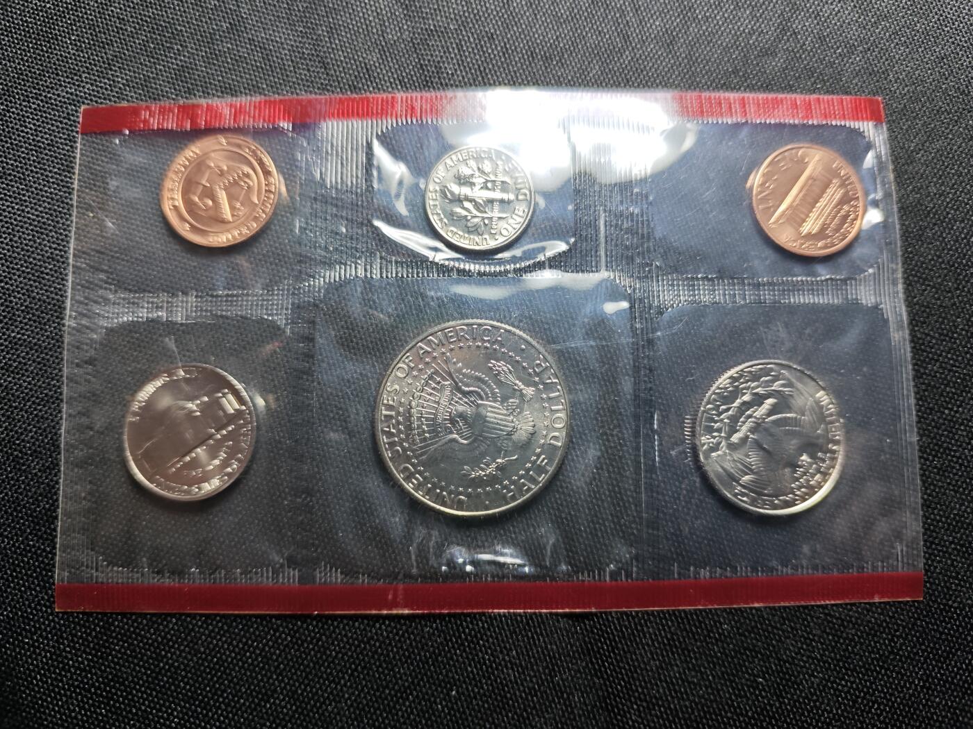 KK钱币收藏小铺   套币 批量/好品散币专场 2月预留时间 周末发货   1986美国大小面值清年一套 含造币厂纪念章
