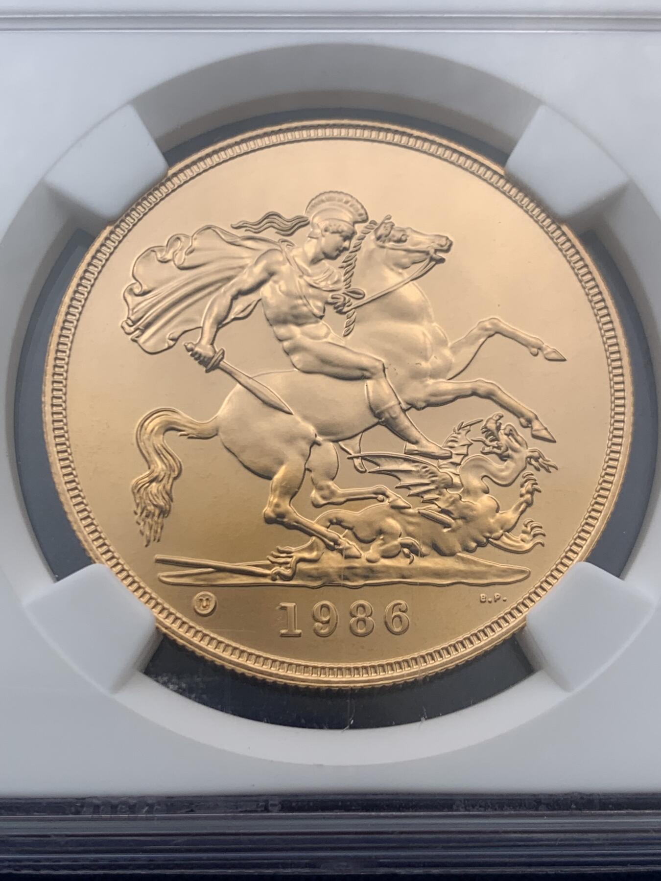 《竞宝斋》第467场 周日，周一 2场连拍 （全场包邮）欢迎送拍 冠军分 NGC MS70PL 英国1986年伊丽莎白二世-马剑5索维林（5英镑）金币 39.94克 9167金 铸造量7723枚 ebuy69分标价7800美元 状态一流