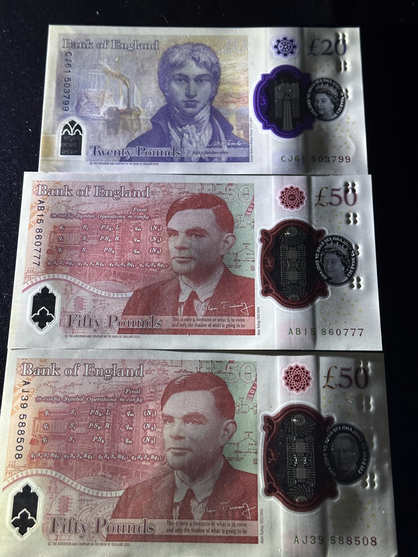 《外钞收藏家》第六百一十四期（精选场）（长期征集拍品、欢迎藏友们联系合作） 英国女王版塑料钞20（尾99）、50镑（豹子号777）+查尔斯版50镑（无47靓号尾8） 3张一起 全新UNC