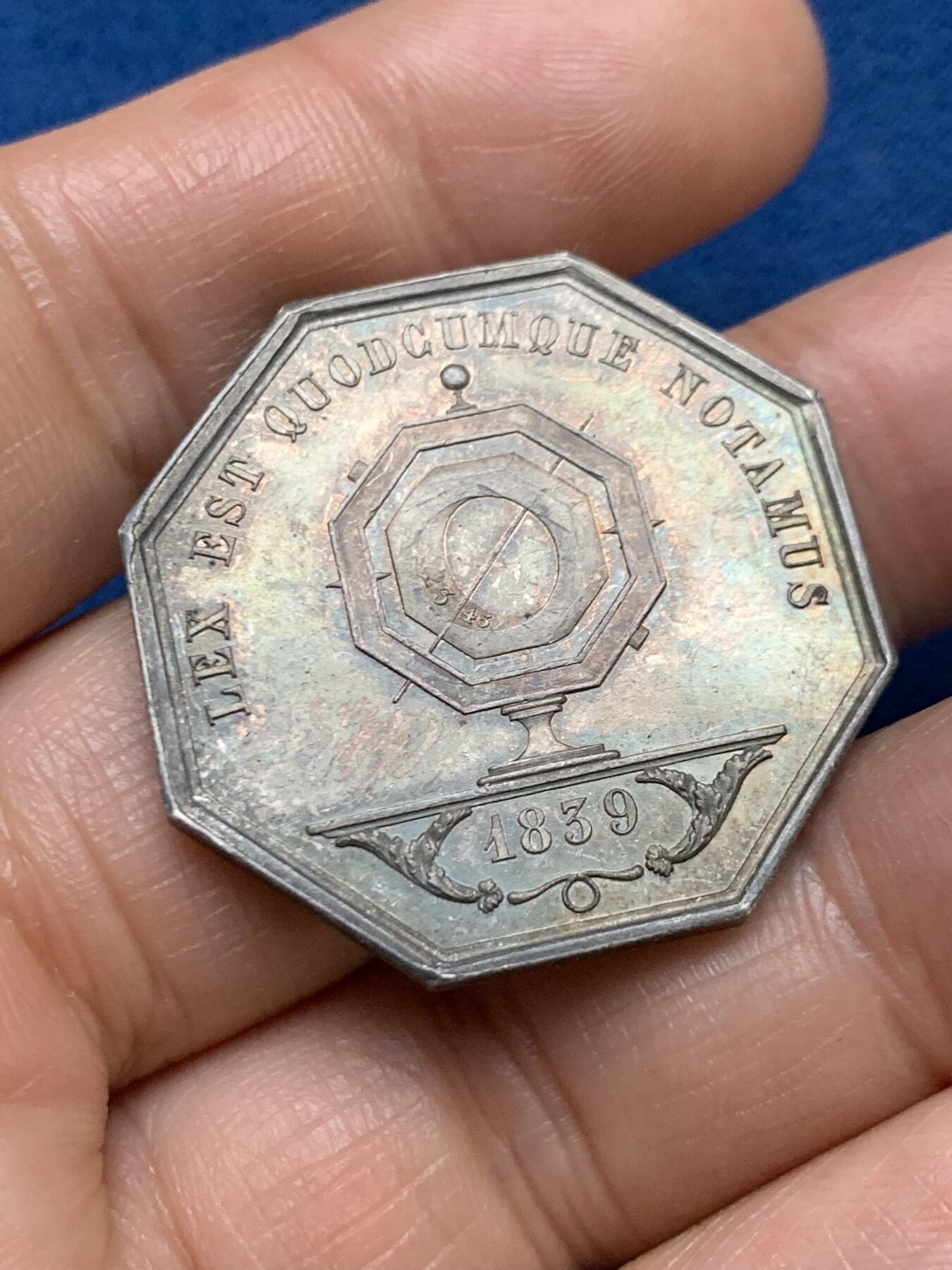 《竞宝斋》第467场 周日，周一 2场连拍 （全场包邮）欢迎送拍 法国 1839年 里昂公证人 八角银质代币 手指银标边铭 14.5g 32.3mm