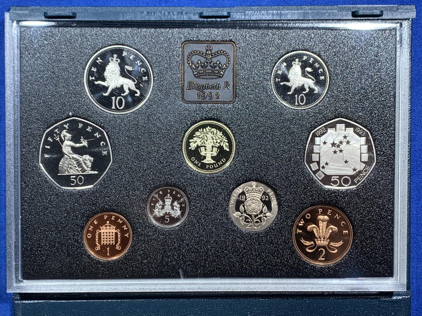 《竞宝斋》第467场 周日，周一 2场连拍 （全场包邮）欢迎送拍 英国1992年精制套币，带1枚1英镑橡树精制币，1枚50便士欧洲部长理事会轮值主席精制币，9枚币，盒证齐全，品相精美，高档盒装