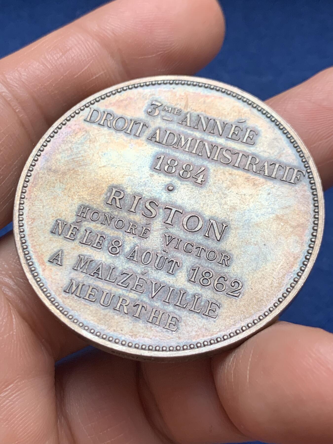 《竞宝斋》第467场 周日，周一 2场连拍 （全场包邮）欢迎送拍 1884年法兰西大学普瓦捷法学院纪念大银章 50克 45.2mm 丰饶角银标