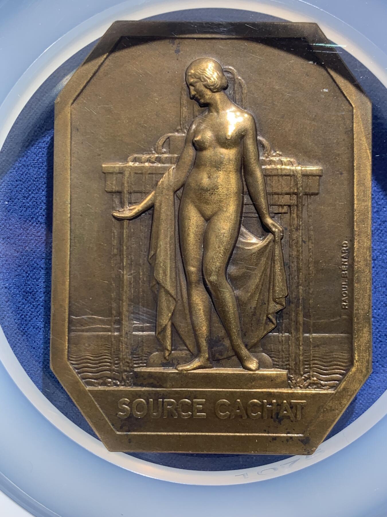 《竞宝斋》第467场 周日，周一 2场连拍 （全场包邮）欢迎送拍 NGC MS63BN 法国新艺术章牌 Renard 大师作品《依云温泉》 清凉名章 加大加厚盒