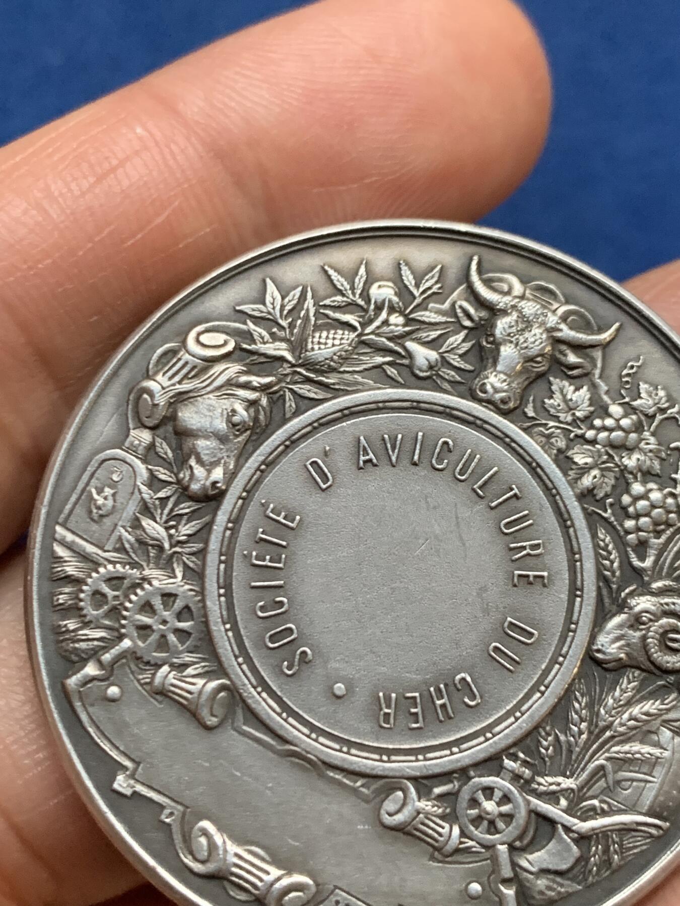 《竞宝斋》第467场 周日，周一 2场连拍 （全场包邮）欢迎送拍 法国农业镀银铜章，直径：41.5mm，重：32g，三角铜标。