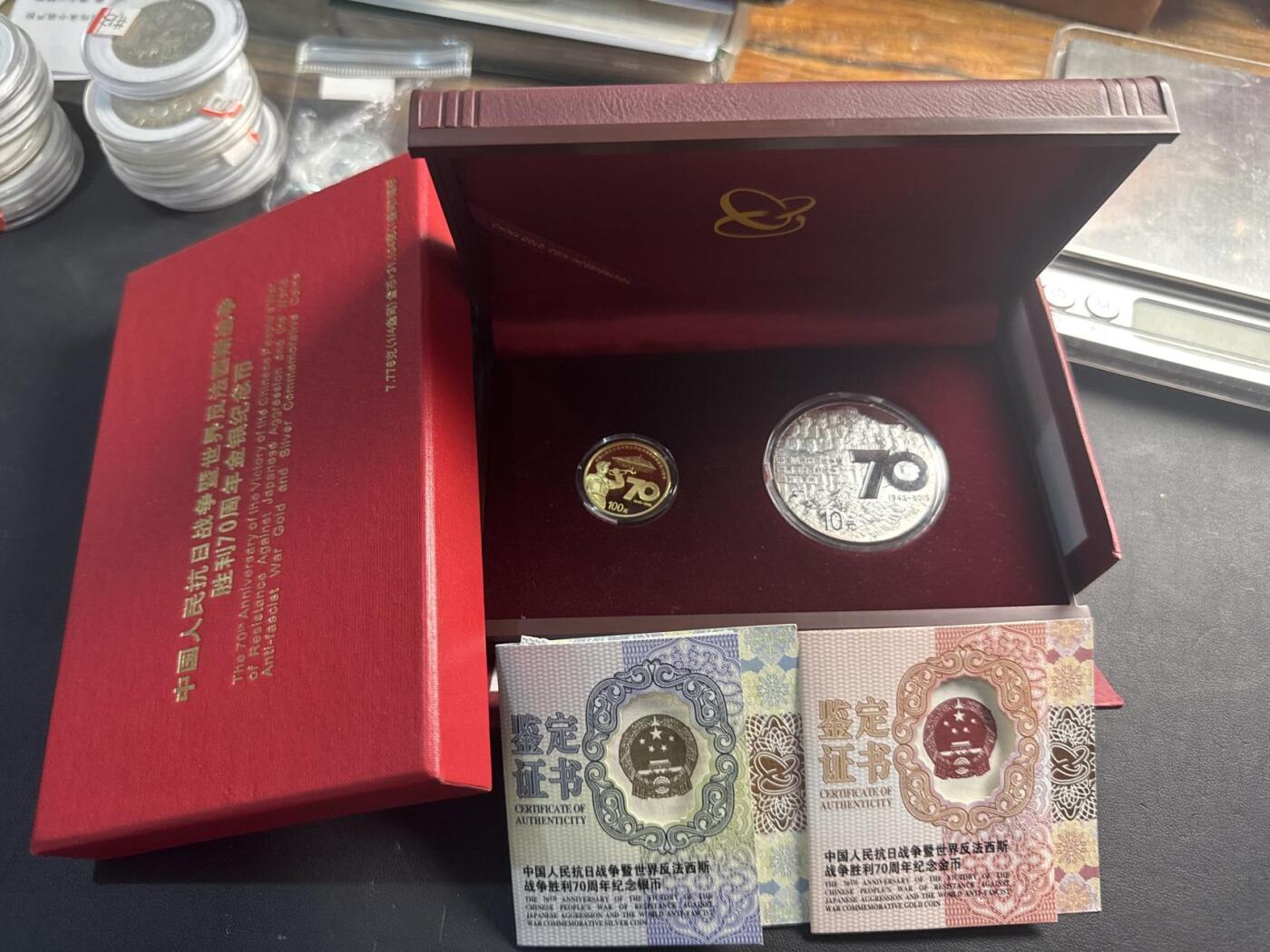 ❤️【币观天下】❤️ 第343期钱币秒杀拍卖场- 2026.3.6周五晚上6点半场 长期征集拍品  2015年中国人民抗日战争暨世界反法西斯战争胜利70周年金银套币，内含7.776克面值100元金币一枚，31.104克面值10元银币一枚，成色999，金总出品，盒证齐全，内壳未拆封，品相全新
