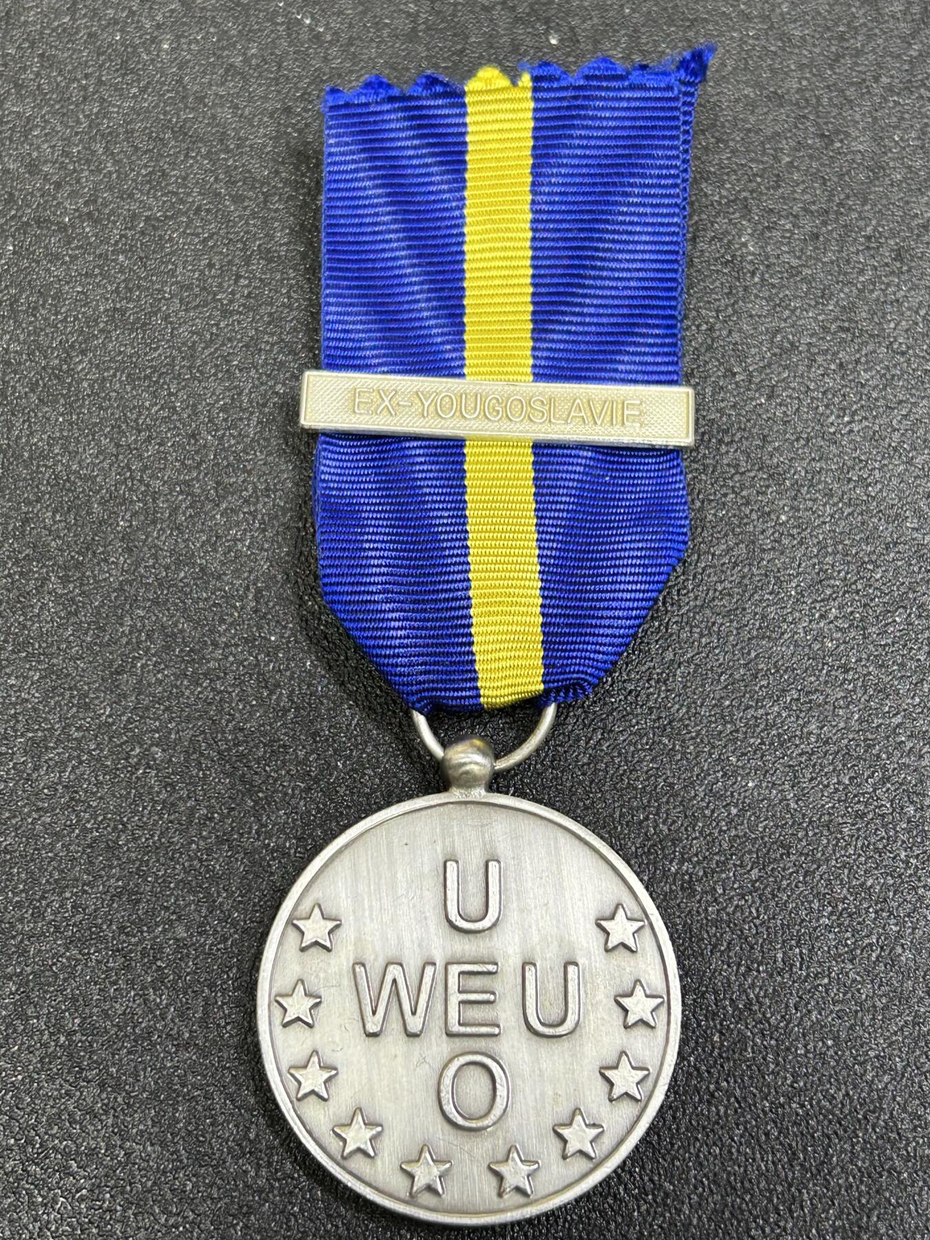 西秦中古拍卖第七十九期  西欧联盟服役奖章 前南斯拉夫勋条 通常被称为西欧联盟奖章，是一项国际军事勋章，授予参与或支持在西欧联盟旗帜下开展的行动的军事和文职人员。该奖章是在1994年12月20日举行的西欧联盟理事会会议上设立的，2011年已停止颁发