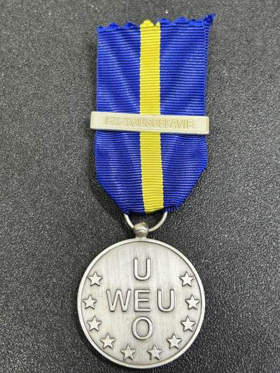西秦中古拍卖第七十九期  - 西欧联盟服役奖章 前南斯拉夫勋条 通常被称为西欧联盟奖章，是一项国际军事勋章，授予参与或支持在西欧联盟旗帜下开展的行动的军事和文职人员。该奖章是在1994年12月20日举行的西欧联盟理事会会议上设立的，2011年已停止颁发