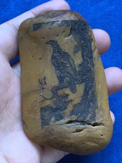 《竞宝斋》第467场 周日，周一 2场连拍 （全场包邮）欢迎送拍 - 黄蜡石石雕·苍鹰 手把件，重155克，大小适中，石型一手握，鹰眼有神，宛如活物，也是很好的镇纸