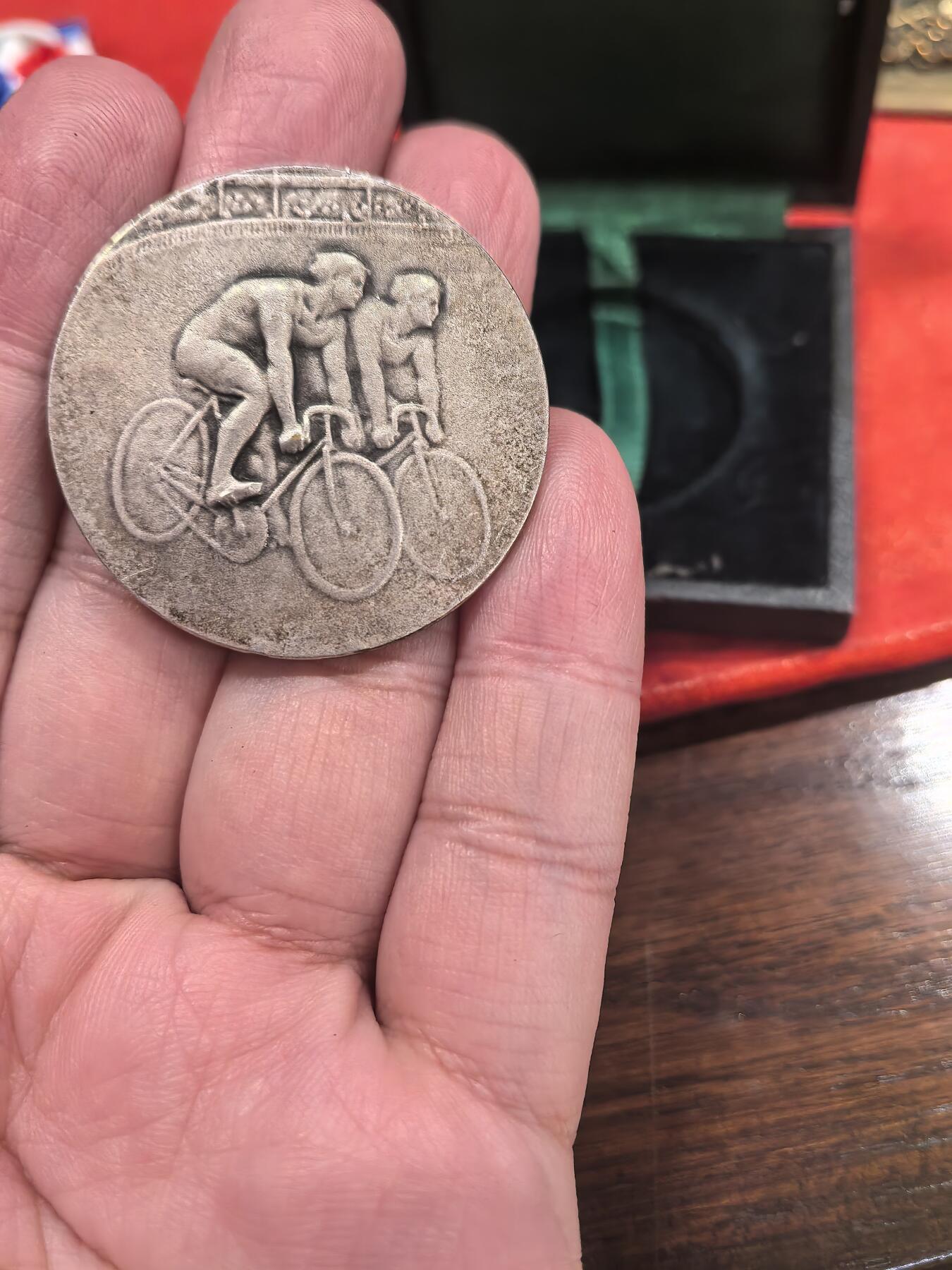 欧洲银章和银币 法国《小日报》自行车比赛镀银铜章解读 这是一枚由法国著名报纸《小日报》（Le Petit Journal）赞助的自行车比赛纪念章，属于19世纪末至20世纪初的产物，与当时风靡欧洲的自行车运动热潮紧密相关。