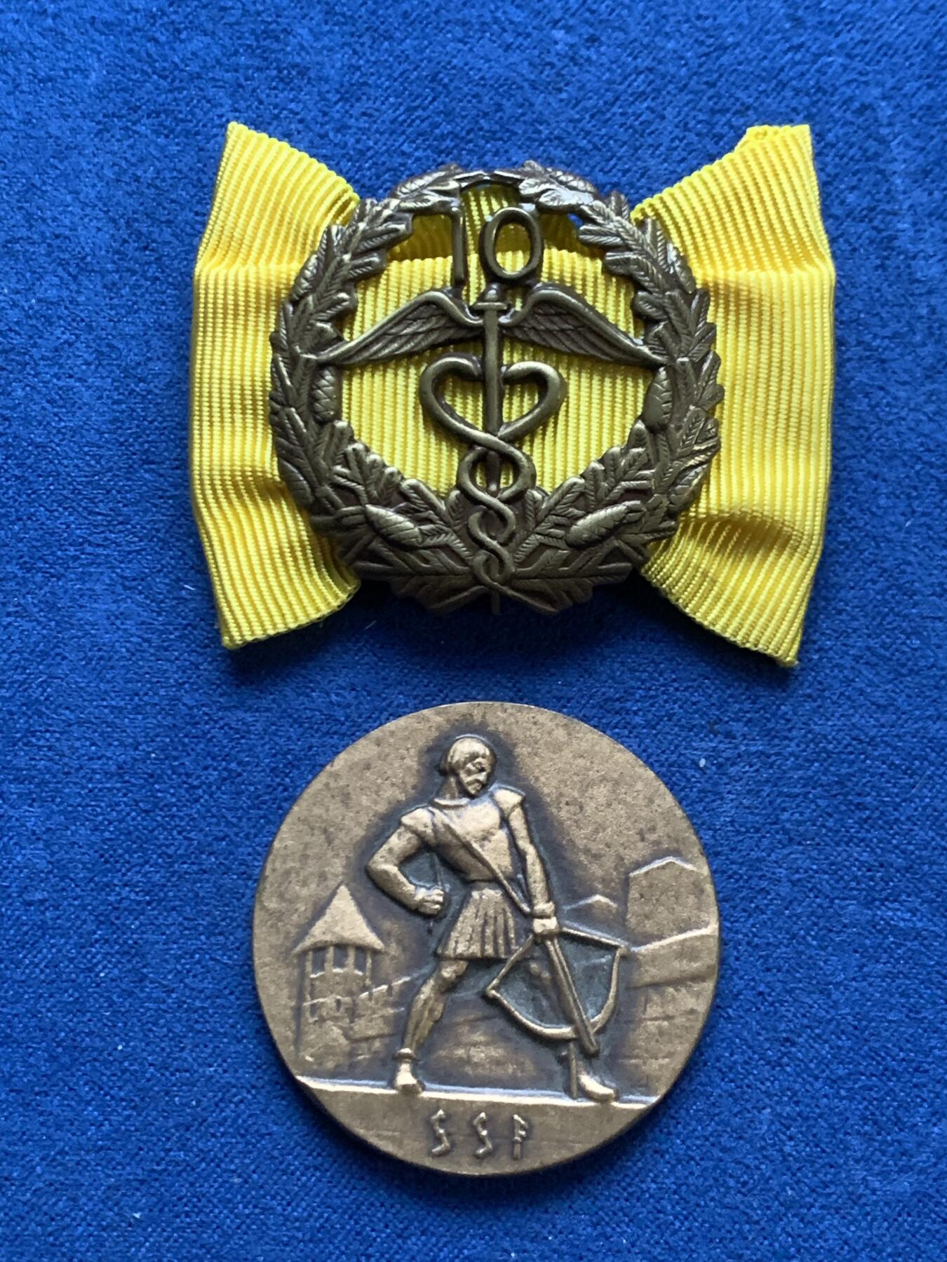 《竞宝斋》第467场 周日，周一 2场连拍 （全场包邮）欢迎送拍 两个一组 瑞典射击节奖章，胸章。总重23.15克