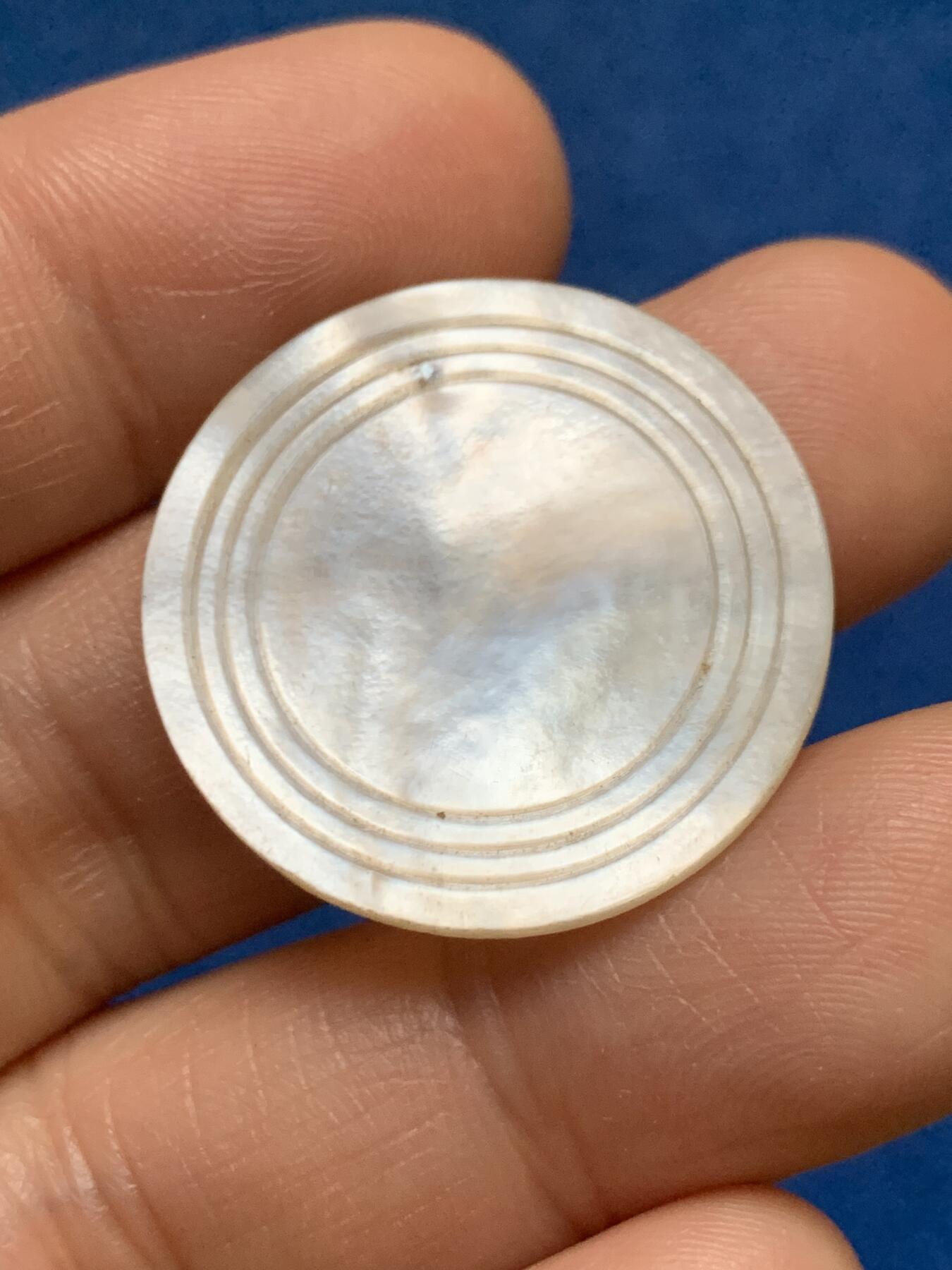 《竞宝斋》第467场 周日，周一 2场连拍 （全场包邮）欢迎送拍 三枚一组 英国一线回流清螺钿贝母筹码，圆形椭圆型，圆形素片呈现出贝母天然纹路，珠光水润，另外两枚满工花卉精雕。