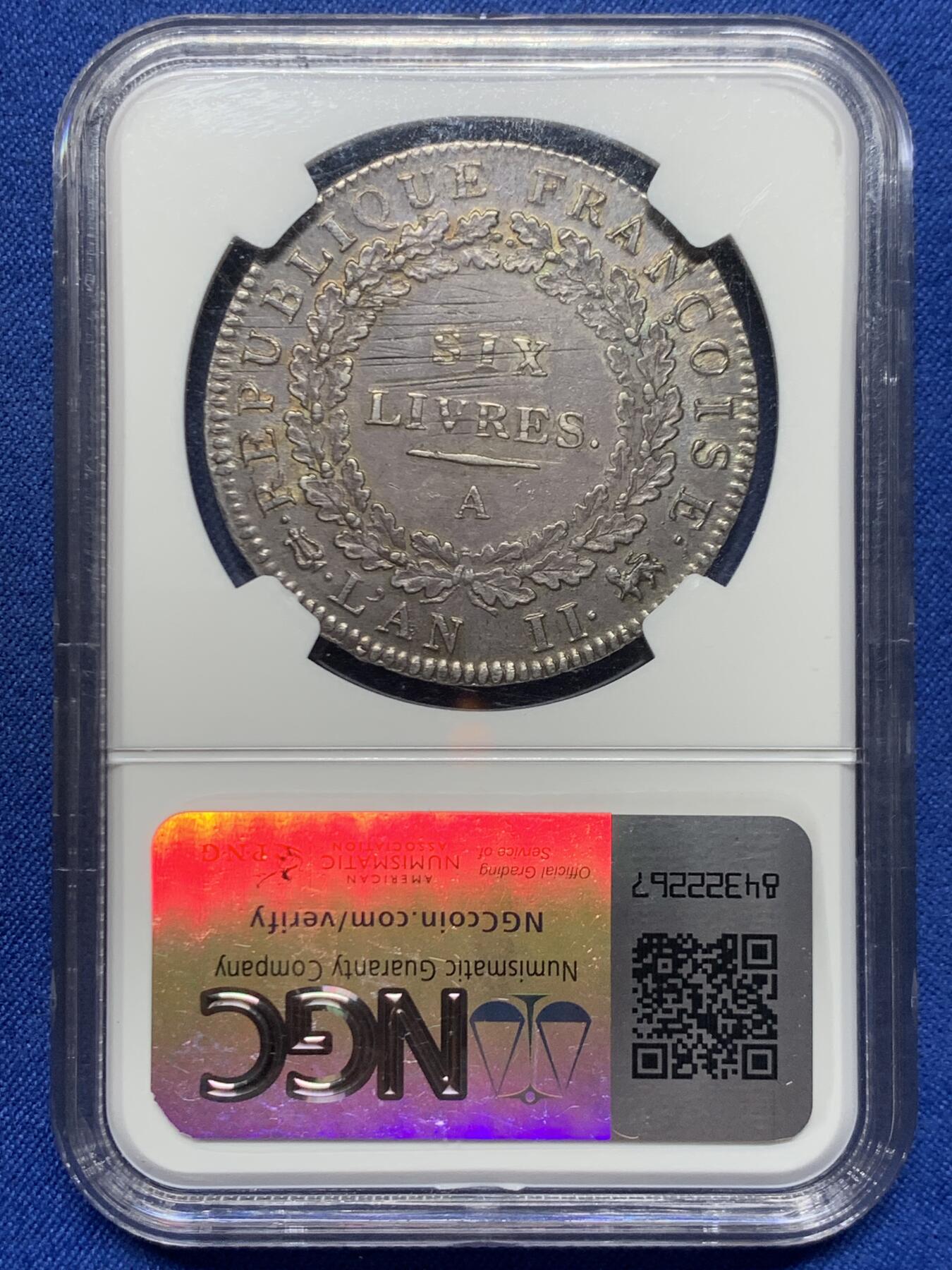 《竞宝斋》第467场 周日，周一 2场连拍 （全场包邮）欢迎送拍 名誉品 NGC AU58 天使埃居 法国国民公会时期1793年6里弗尔 少见好品，几乎未流通，深色均匀黑包浆，打制标准。铸造于国民公会时期(1792年9月21日-1795年10月26日)，持续时间很短，留存好品很少，此时路易十六已被斩首，因此正面由站立天使取代路易十六的头像，1793年为共和二年ANlI。