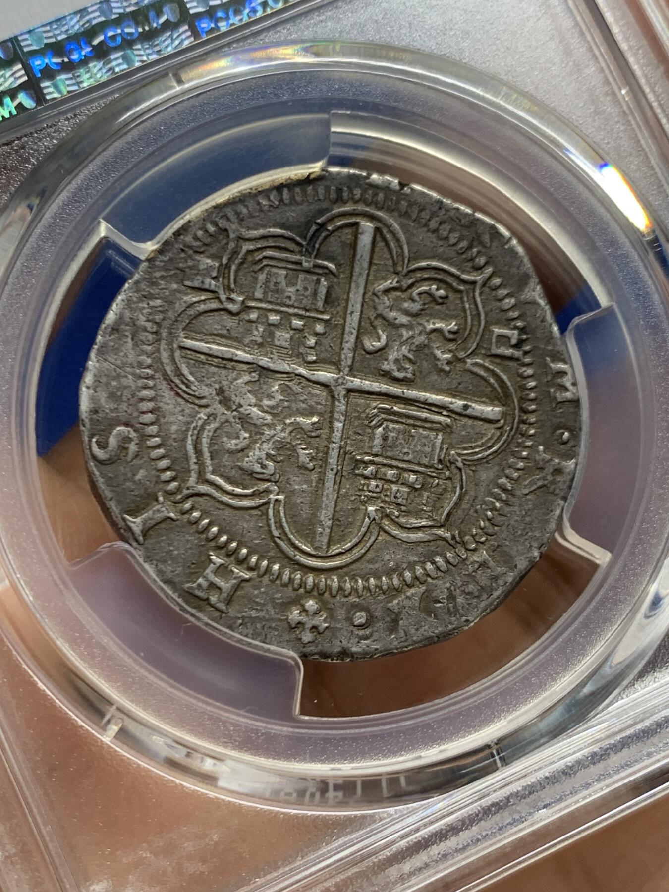 《竞宝斋》第467场 周日，周一 2场连拍 （全场包邮）欢迎送拍 PCGS AU50 西班牙帝国 1556-88年 菲利普二世4里亚尔十字银币 塞维利亚厂，季军分，打制的十分美，正面盾徽和背面狮子城堡的细节很清楚，远超同类品种