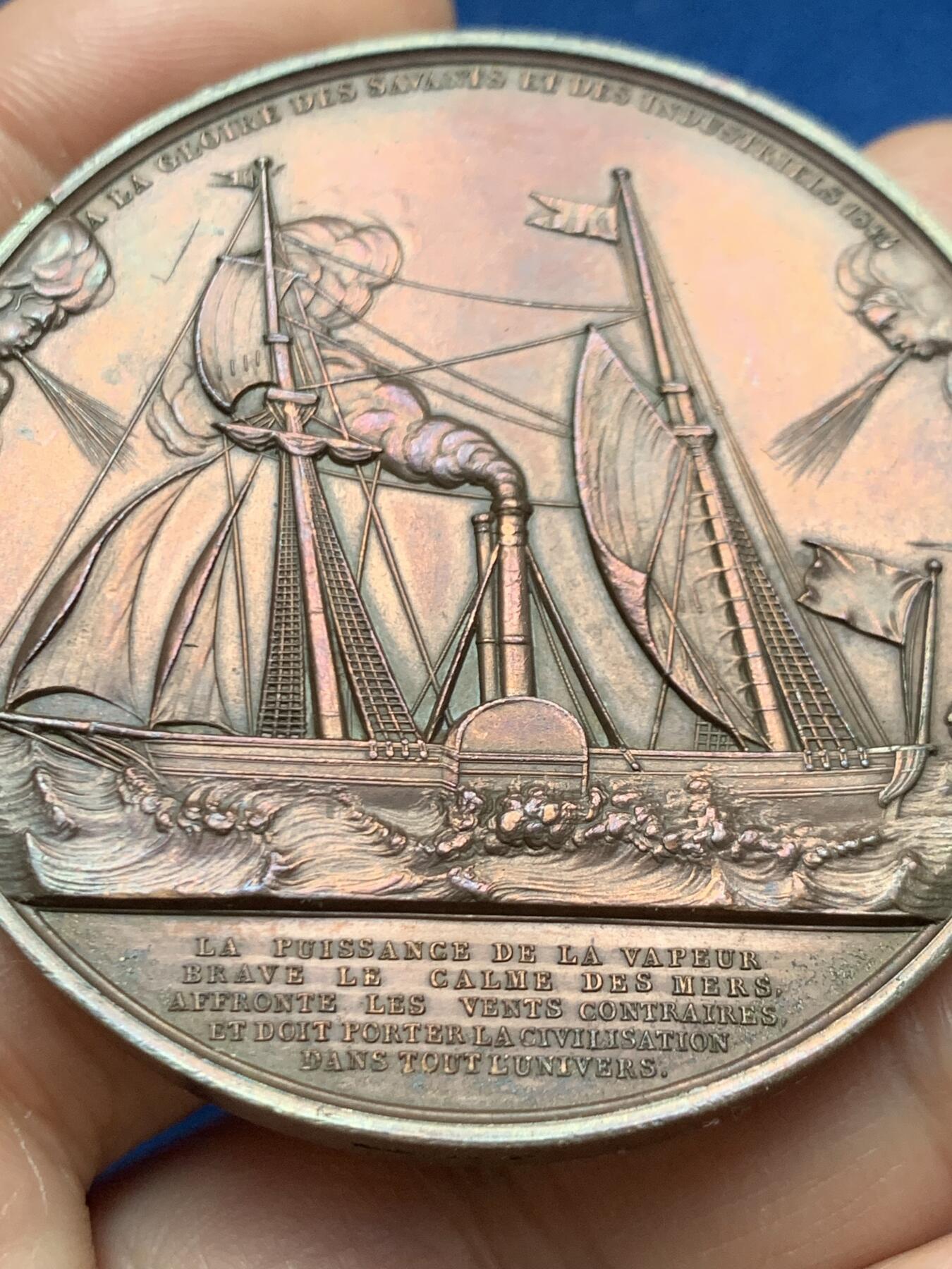 《竞宝斋》第467场 周日，周一 2场连拍 （全场包邮）欢迎送拍 1843年法国荣耀科学家和工业家艺术大奖章，该章由著名雕刻家Caque设计雕刻，稀见品，值得收藏，双面高浮雕，雕刻精细，直径：52.2mm，重：73.75g，船首铜标边铭。