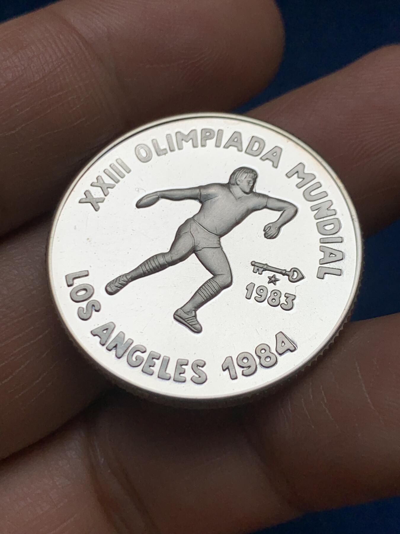 《竞宝斋》第467场 周日，周一 2场连拍 （全场包邮）欢迎送拍 古巴1983年洛杉矶奥运会-铁饼5比索银币 12g 999银