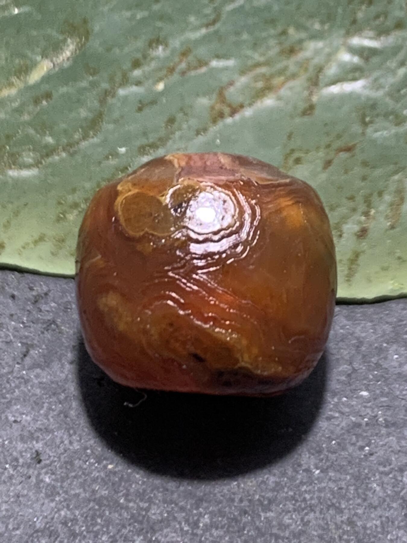 高玉化风化纹酒红玛瑙随形桶珠一颗