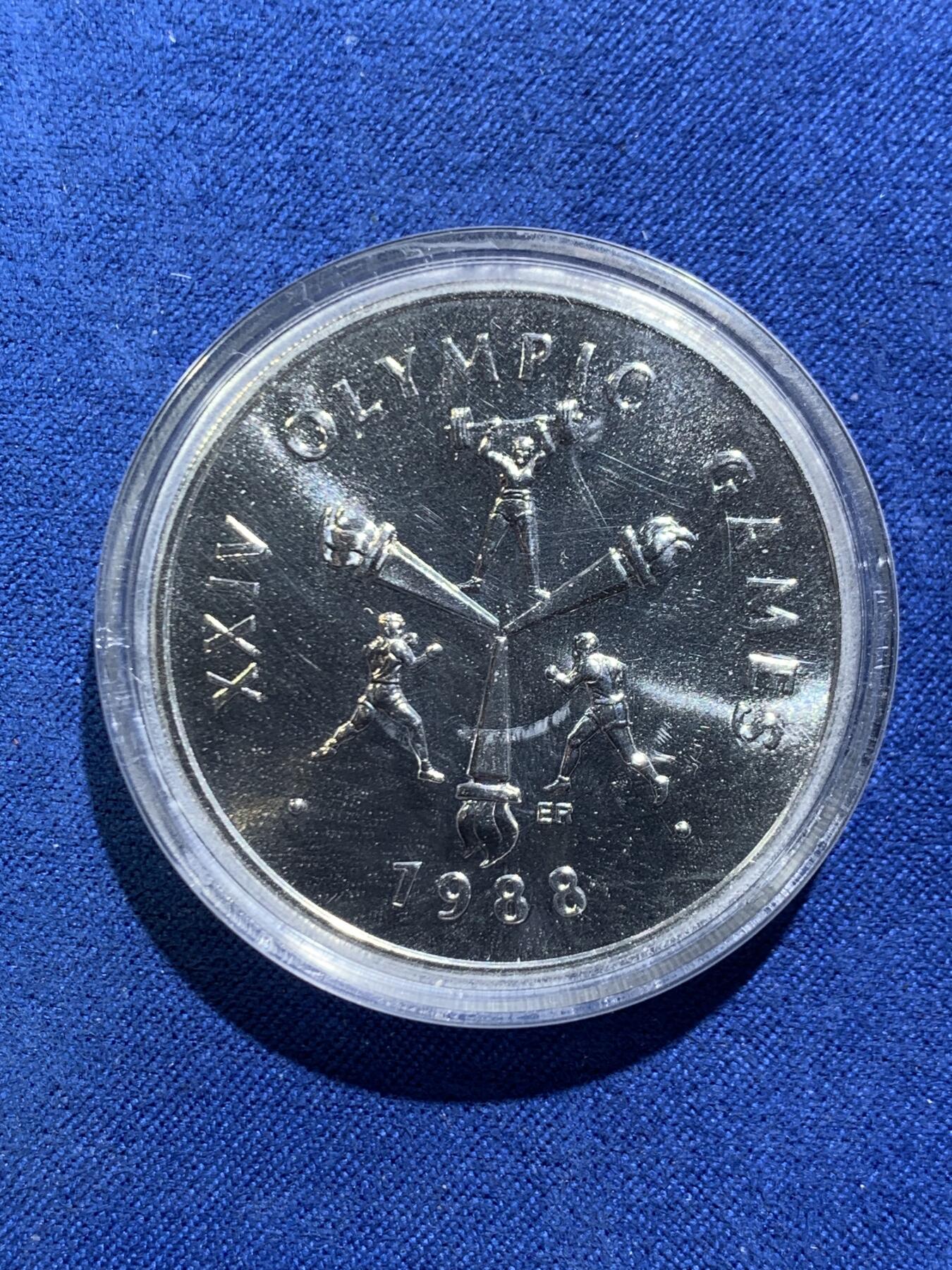 《竞宝斋》第467场 周日，周一 2场连拍 （全场包邮）欢迎送拍 萨摩亚1988年汉城奥运会大银币 27g 925银 带盒