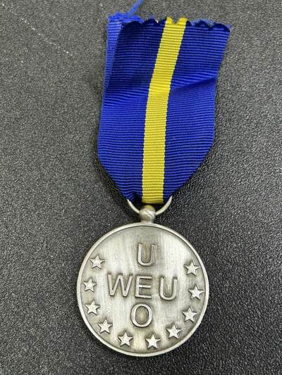 西秦中古拍卖第七十九期  - 西欧联盟服役奖章 通常被称为西欧联盟奖章，是一项国际军事勋章，授予参与或支持在西欧联盟旗帜下开展的行动的军事和文职人员。该奖章是在1994年12月20日举行的西欧联盟理事会会议上设立的，2011年已停止颁发