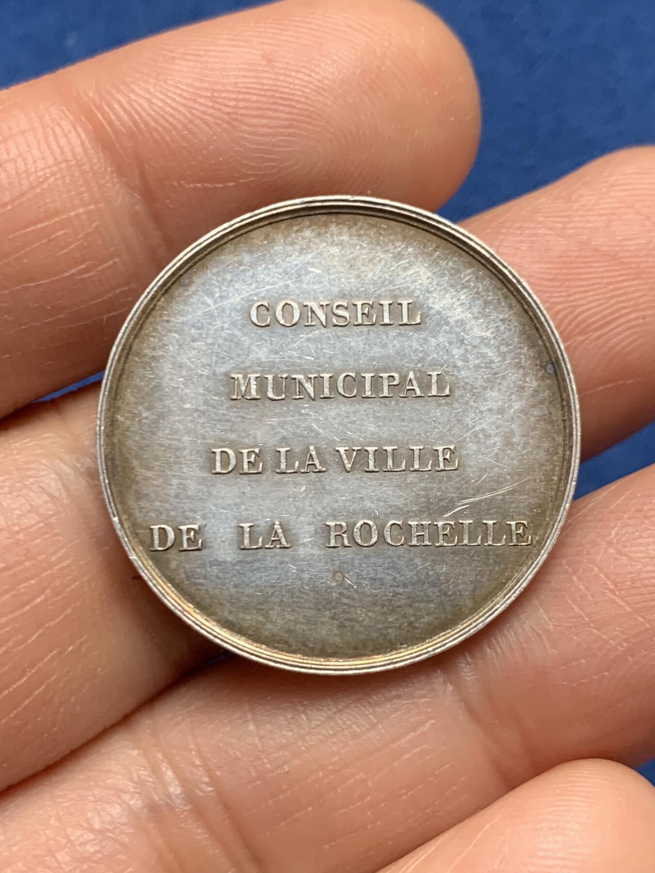 《竞宝斋》第467场 周日，周一 2场连拍 （全场包邮）欢迎送拍 法国1836年罗谢尔市政厅纪念银章，蜜蜂银标边铭950银，28.2mm，8.4克