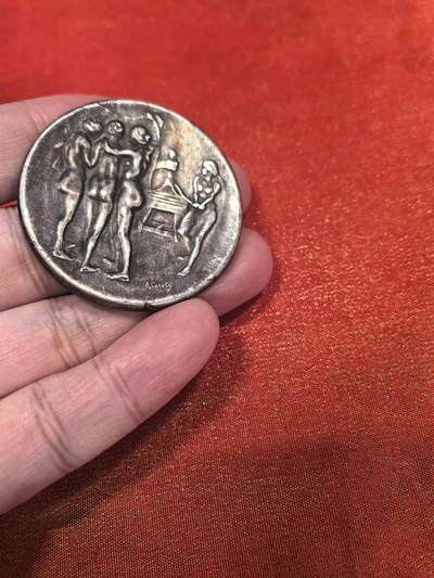 欧洲银章和银币 - 1908年法国《小日报》S.M.E.P.锦标赛镀银铜章解读 这是一枚由法国著名报纸《小日报》（Le Journal）赞助的体育赛事纪念章，与1908年的S.M.E.P.锦标赛相关，属于20世纪初法国体育热潮的实物见证。