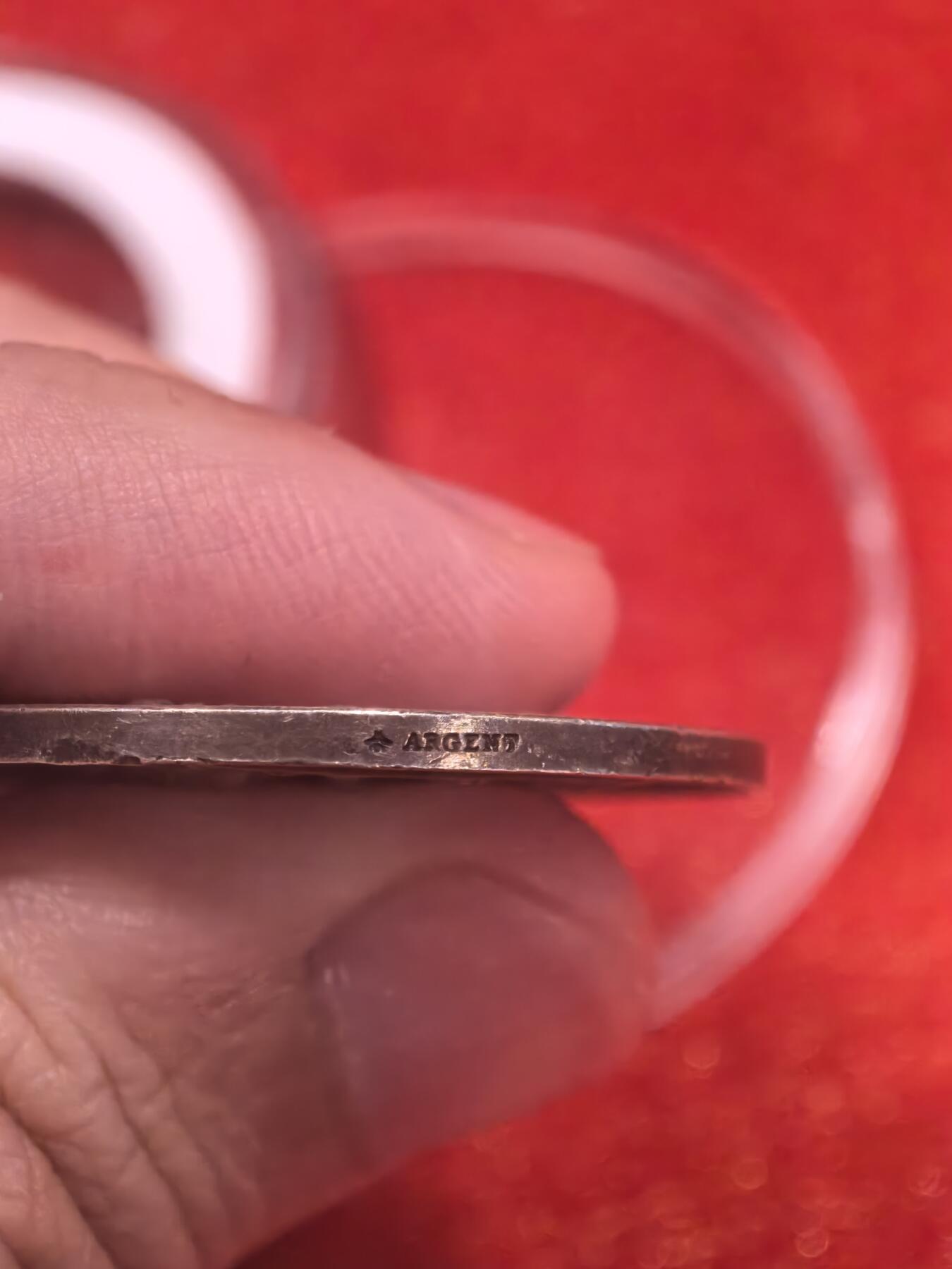 欧洲银章和银币 法国“忠诚与幸福”结婚纪念银章解读 这是一枚由法国著名章牌雕刻师 路易-米歇尔·珀蒂（Louis-Michel Petit，1791-1844） 设计的银质结婚纪念章，属于19世纪法国新古典主义章牌艺术的经典之作。