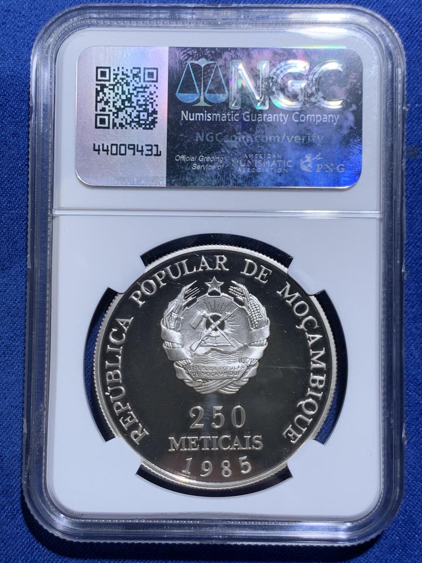 《竞宝斋》第467场 周日，周一 2场连拍 （全场包邮）欢迎送拍 NGC PF68UC 莫桑比克1985年250梅蒂卡尔精制银币 莫桑比克独立10周年纪念 发行量仅2千 带盒