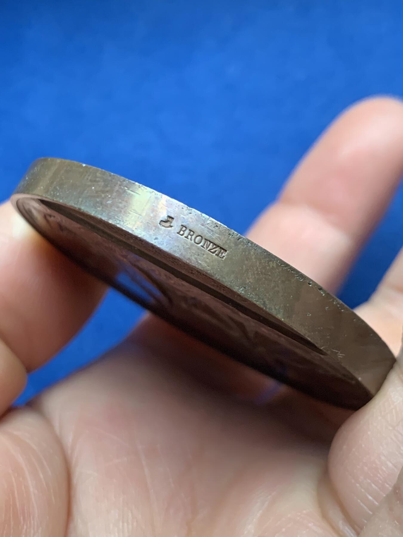 《竞宝斋》第467场 周日，周一 2场连拍 （全场包邮）欢迎送拍 1843年法国荣耀科学家和工业家艺术大奖章，该章由著名雕刻家Caque设计雕刻，稀见品，值得收藏，双面高浮雕，雕刻精细，直径：52.2mm，重：73.75g，船首铜标边铭。