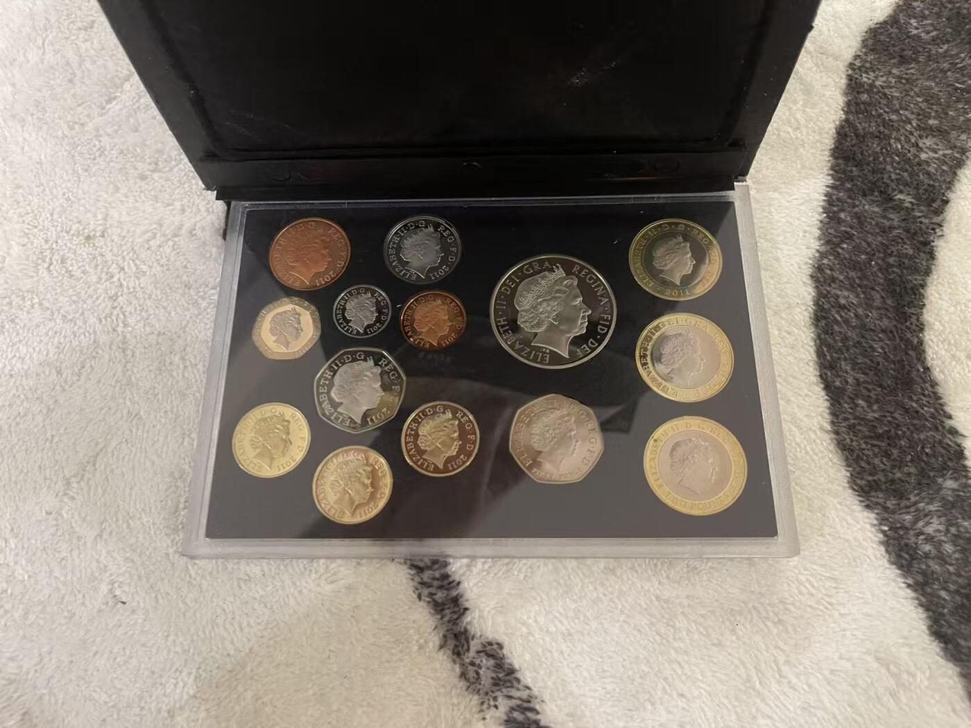 ❤️【币观天下】❤️ 第343期钱币秒杀拍卖场- 2026.3.6周五晚上6点半场 长期征集拍品  英国2011年官方精制币大全套 含3枚高值双色币 包装自然老化有损坏 有证书