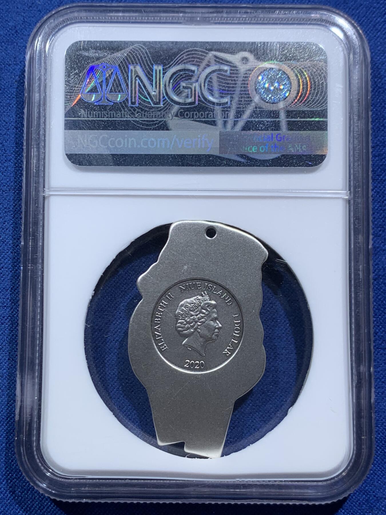 《竞宝斋》第467场 周日，周一 2场连拍 （全场包邮）欢迎送拍 NGC MS70ANtique 2020年纽埃可爱的围脖狗1美元仿古高浮雕异形银币，999银，20克，冠军分，500枚发行量，（可佩戴坠饰银币）