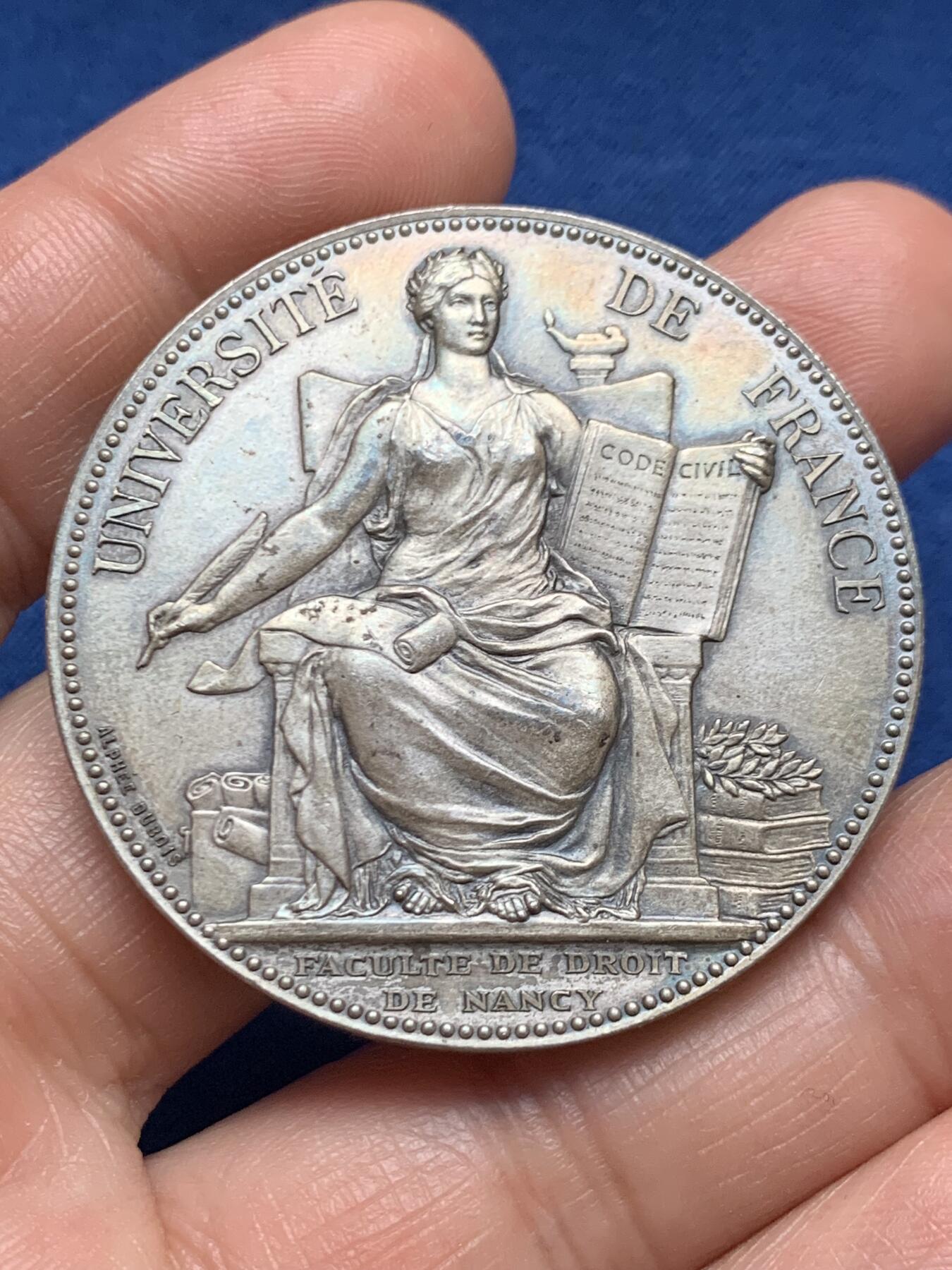 《竞宝斋》第467场 周日，周一 2场连拍 （全场包邮）欢迎送拍 1884年法兰西大学普瓦捷法学院纪念大银章 50克 45.2mm 丰饶角银标