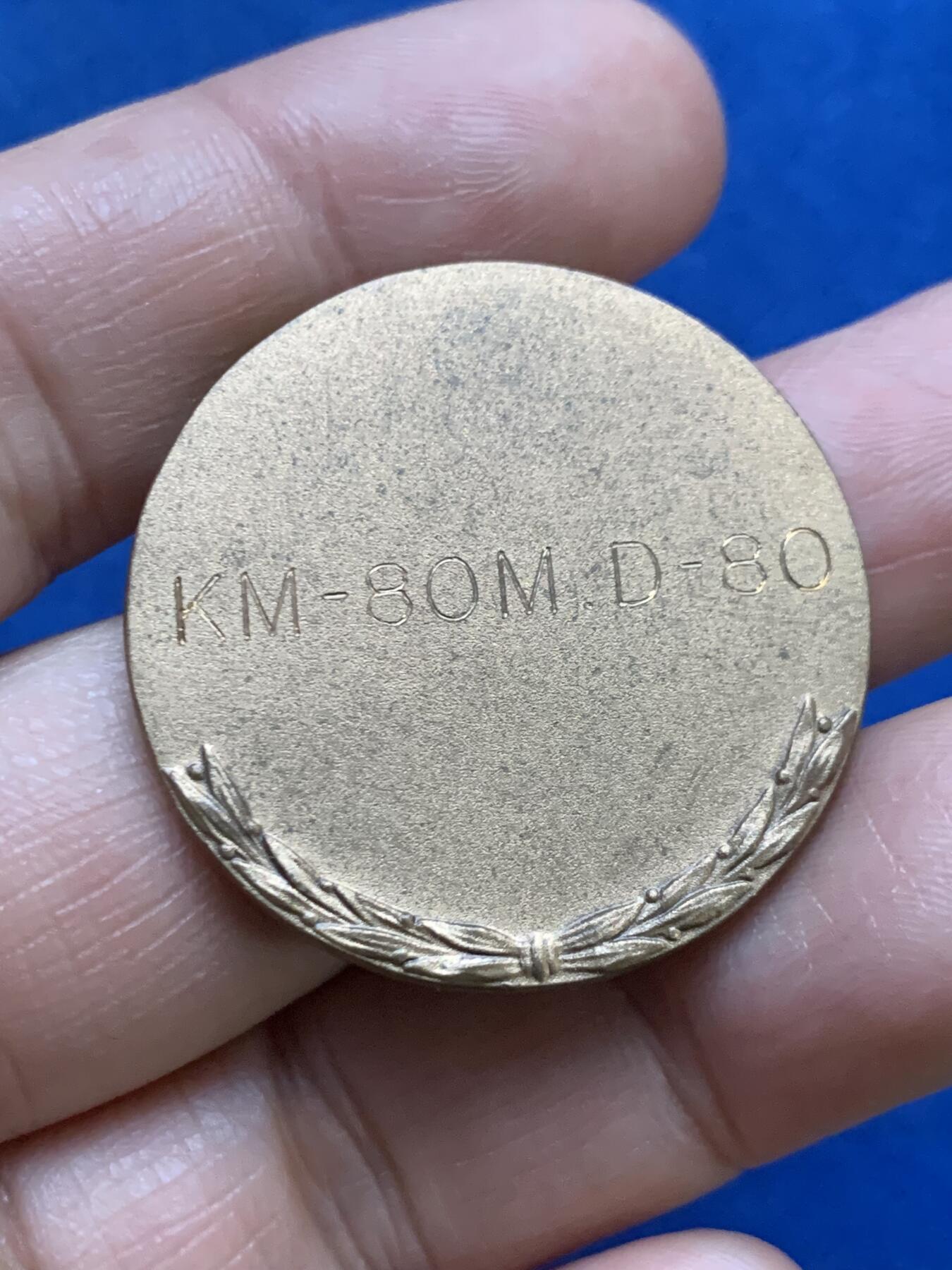 《竞宝斋》第467场 周日，周一 2场连拍 （全场包邮）欢迎送拍 两个一组 瑞典射击节奖章，胸章。总重23.15克