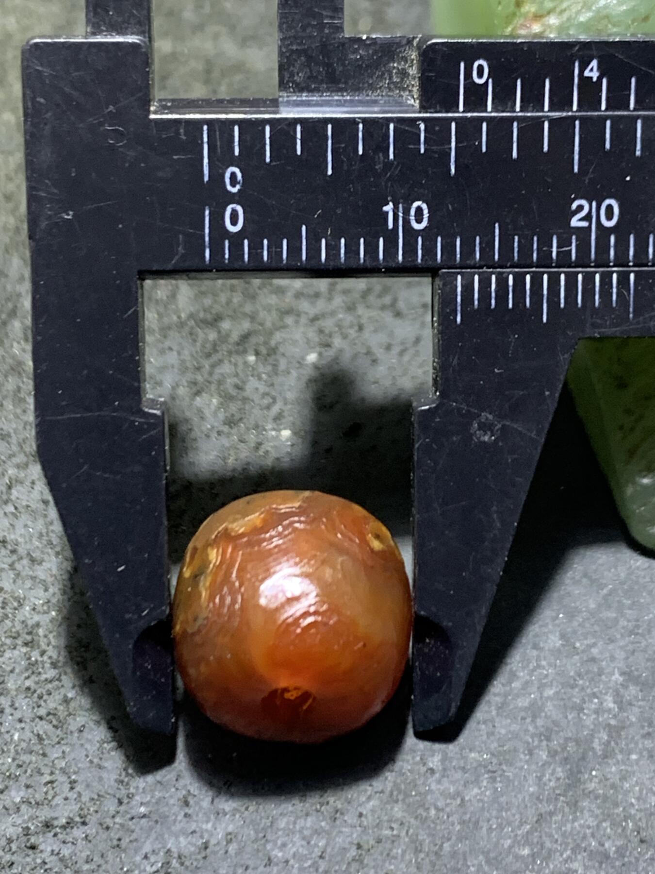 高玉化风化纹酒红玛瑙随形桶珠一颗