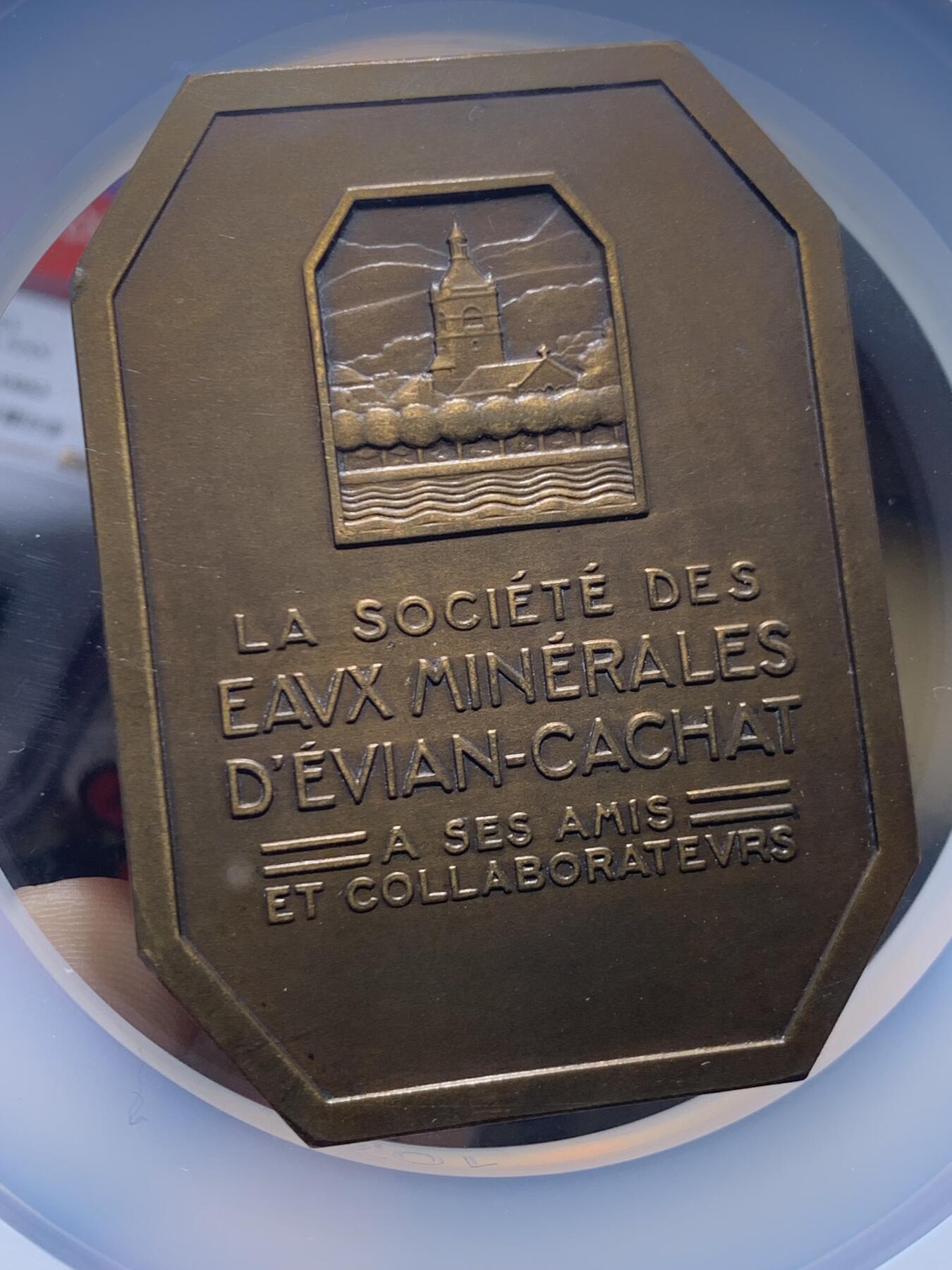 《竞宝斋》第467场 周日，周一 2场连拍 （全场包邮）欢迎送拍 NGC MS63BN 法国新艺术章牌 Renard 大师作品《依云温泉》 清凉名章 加大加厚盒